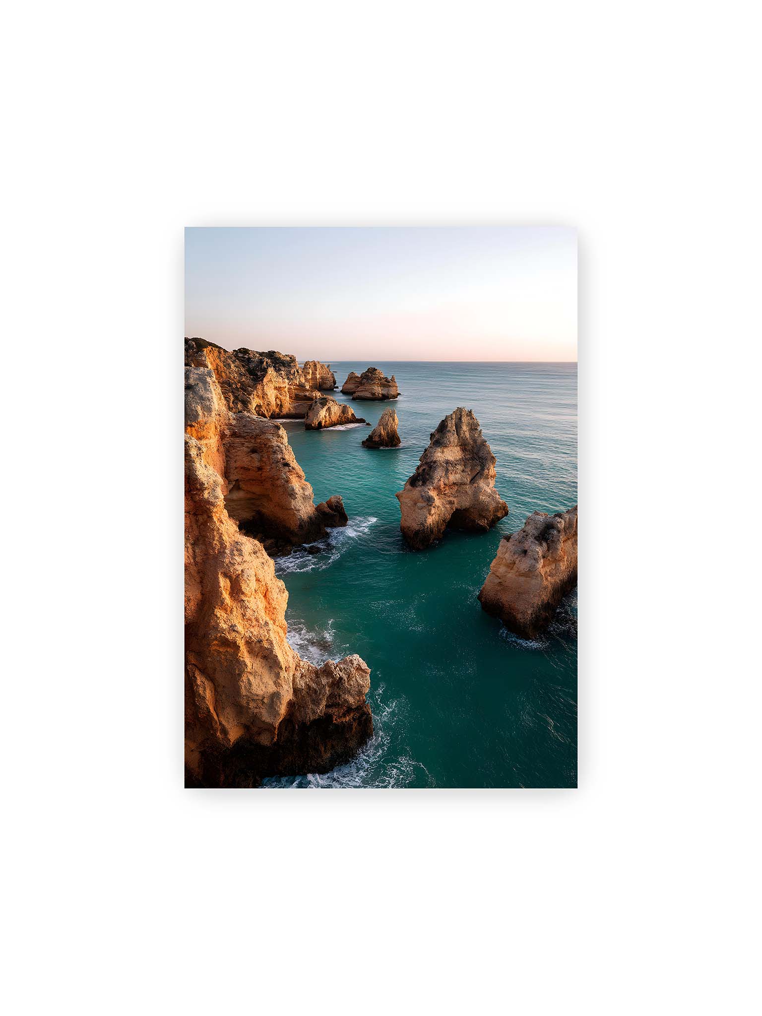 21x30 cm – Zypressen in einem Weinberg, beleuchtet von warmem, goldenen Licht des Sonnenuntergangs.