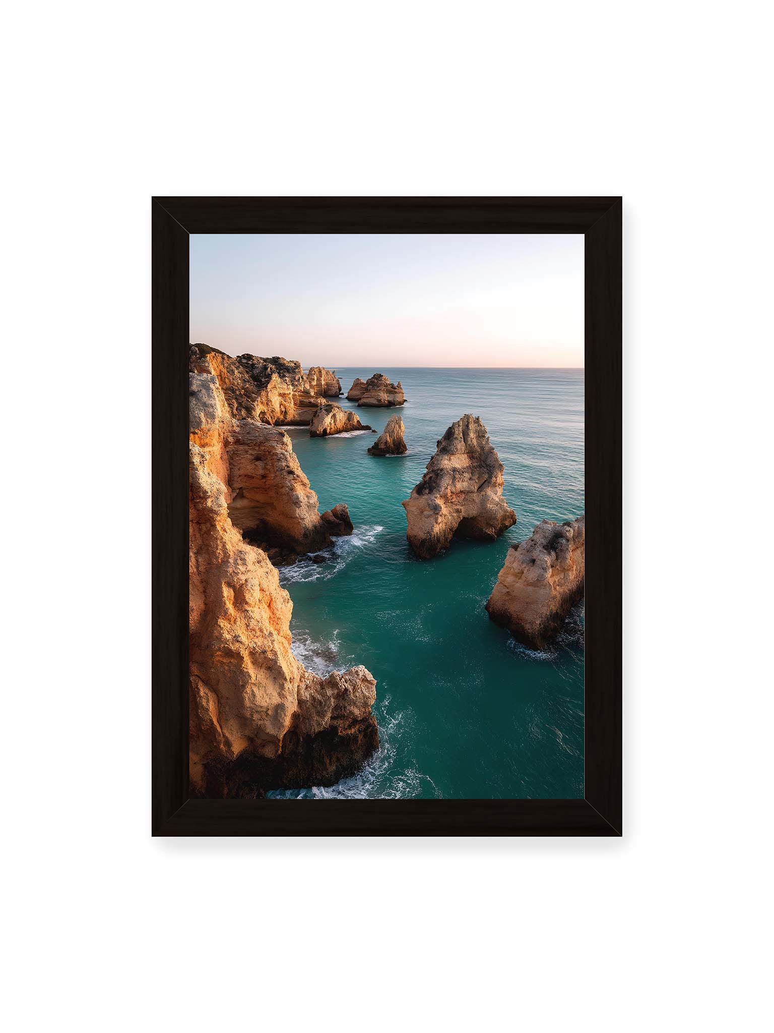 21x30 cm, schwarzer Rahmen – Zypressen in einem Weinberg, beleuchtet von warmem, goldenen Licht des Sonnenuntergangs.