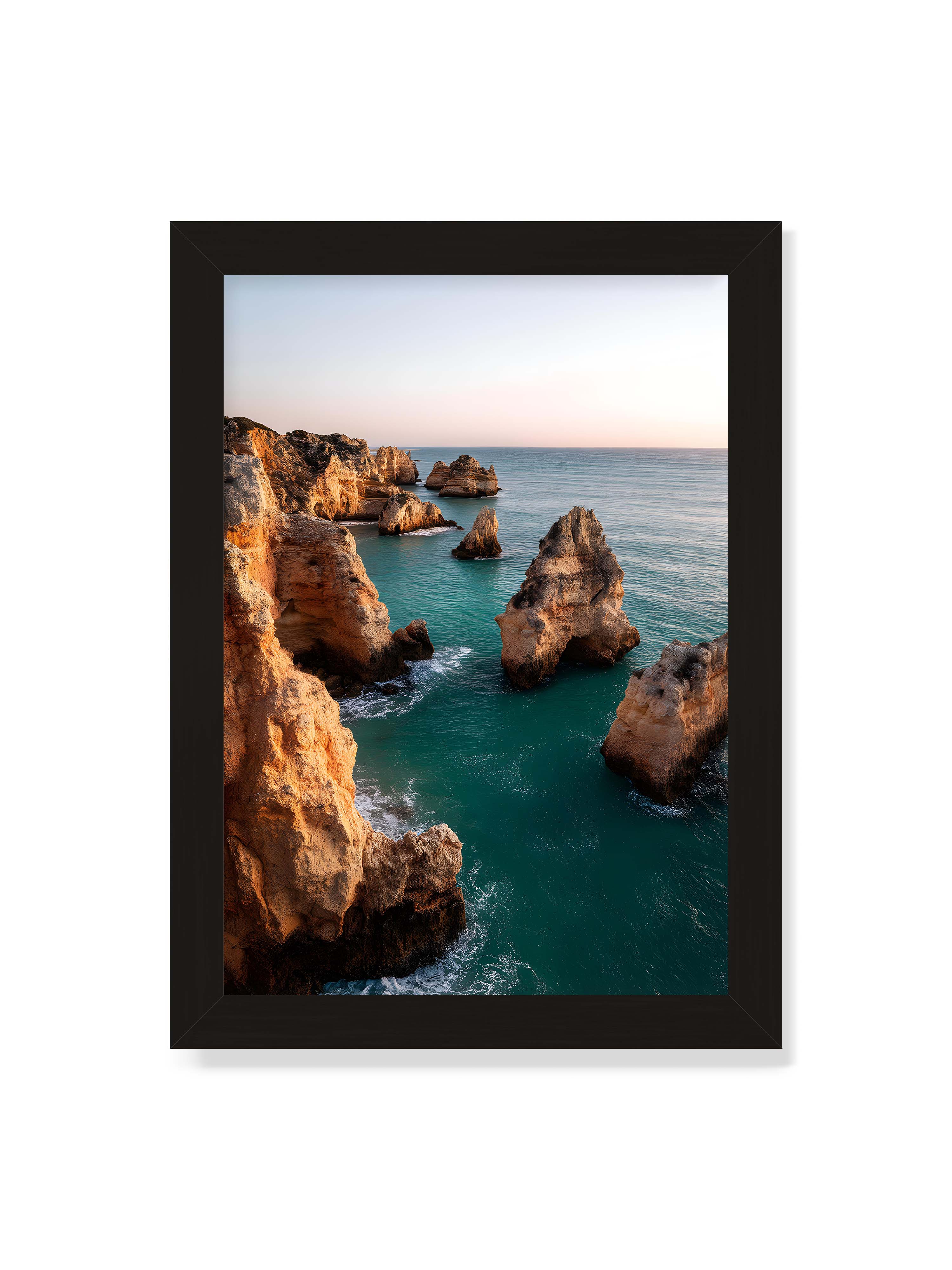 21x30 cm ohne Galerie-Rand mit schwarzem Rahmen – Felsformationen an der Küste, umgeben von azurblauem Wasser und goldenem Licht des späten Nachmittags.