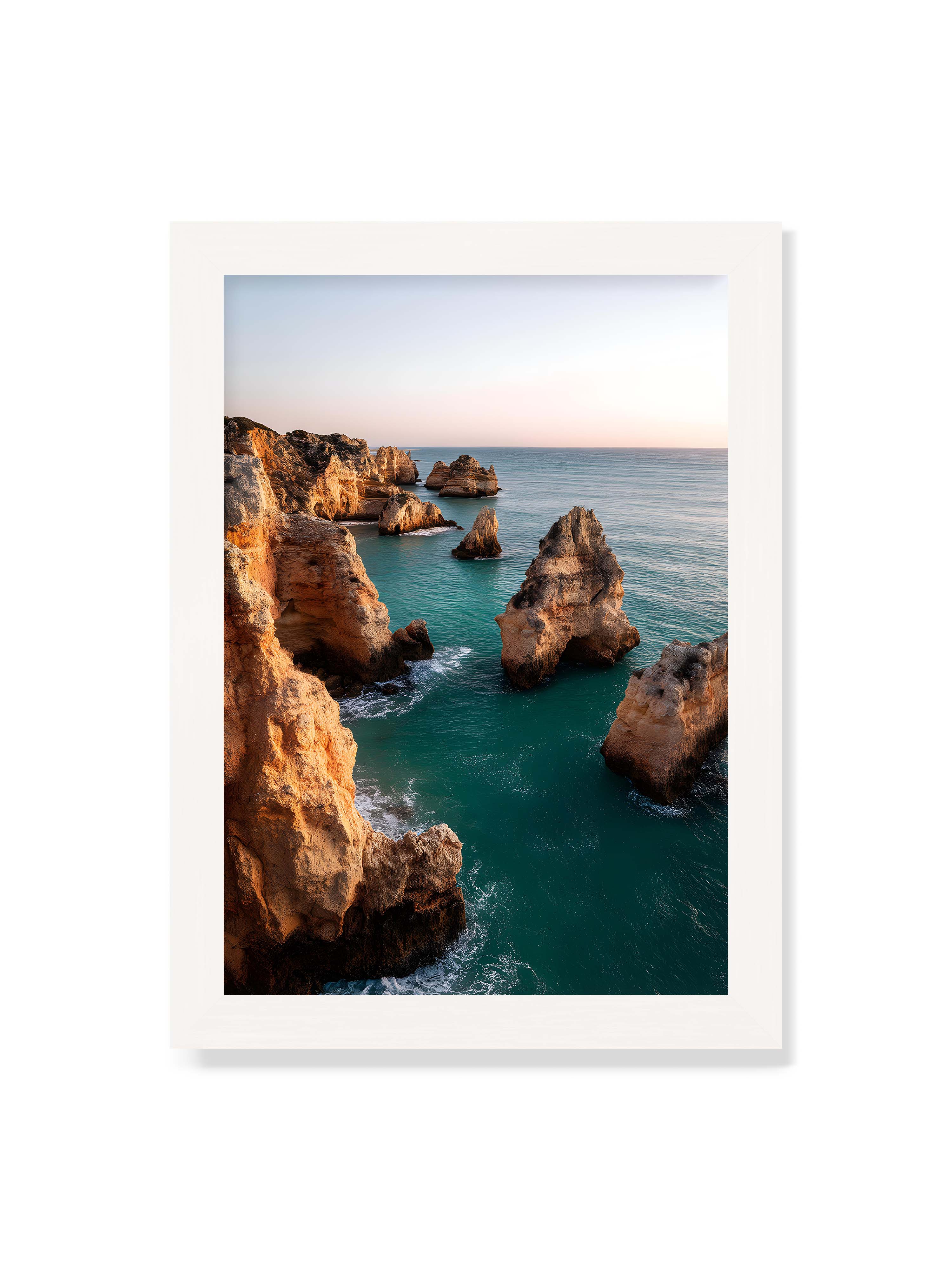 21x30 cm ohne Galerie-Rand mit weißem Rahmen – Felsformationen an der Küste, umgeben von azurblauem Wasser und goldenem Licht des späten Nachmittags.