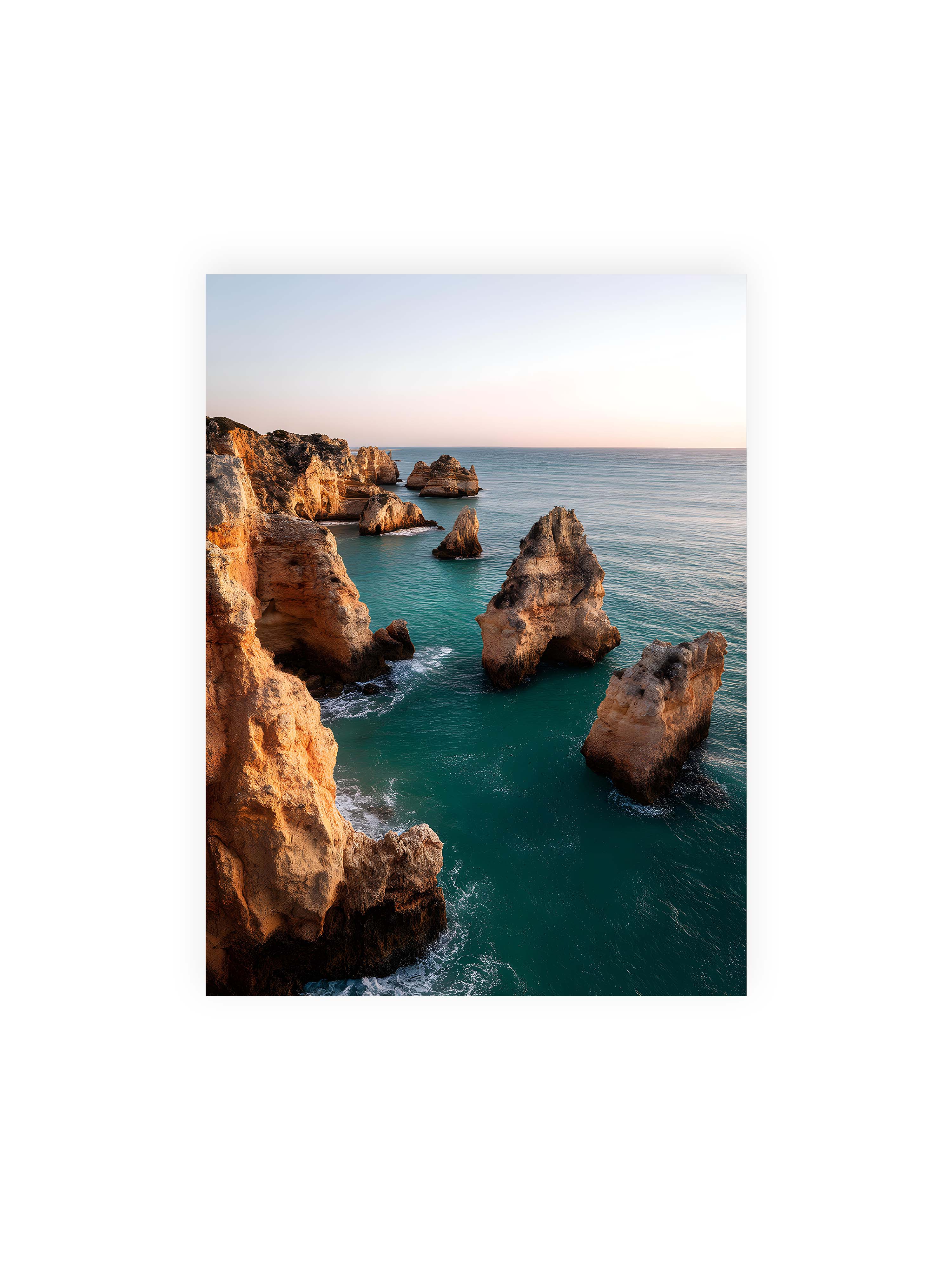 30x40 cm ohne Galerie-Rand ohne Rahmen – Felsformationen an der Küste, umgeben von azurblauem Wasser und goldenem Licht des späten Nachmittags.