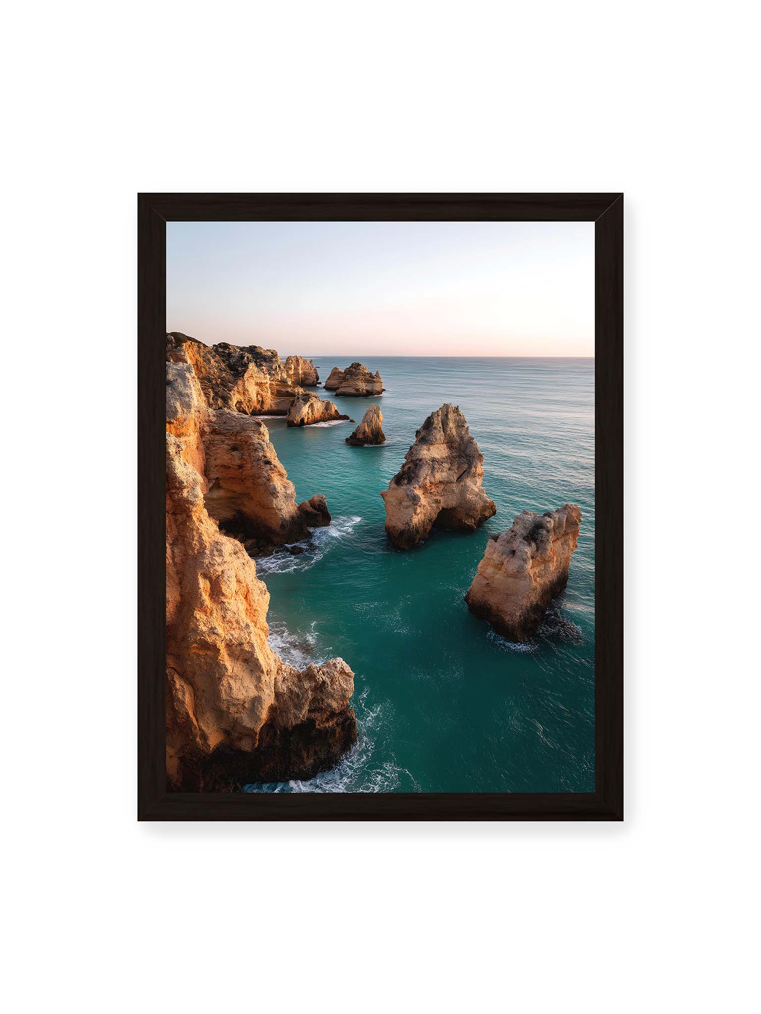 30x40 cm, schwarzer Rahmen – Zypressen in einem Weinberg, beleuchtet von warmem, goldenen Licht des Sonnenuntergangs.