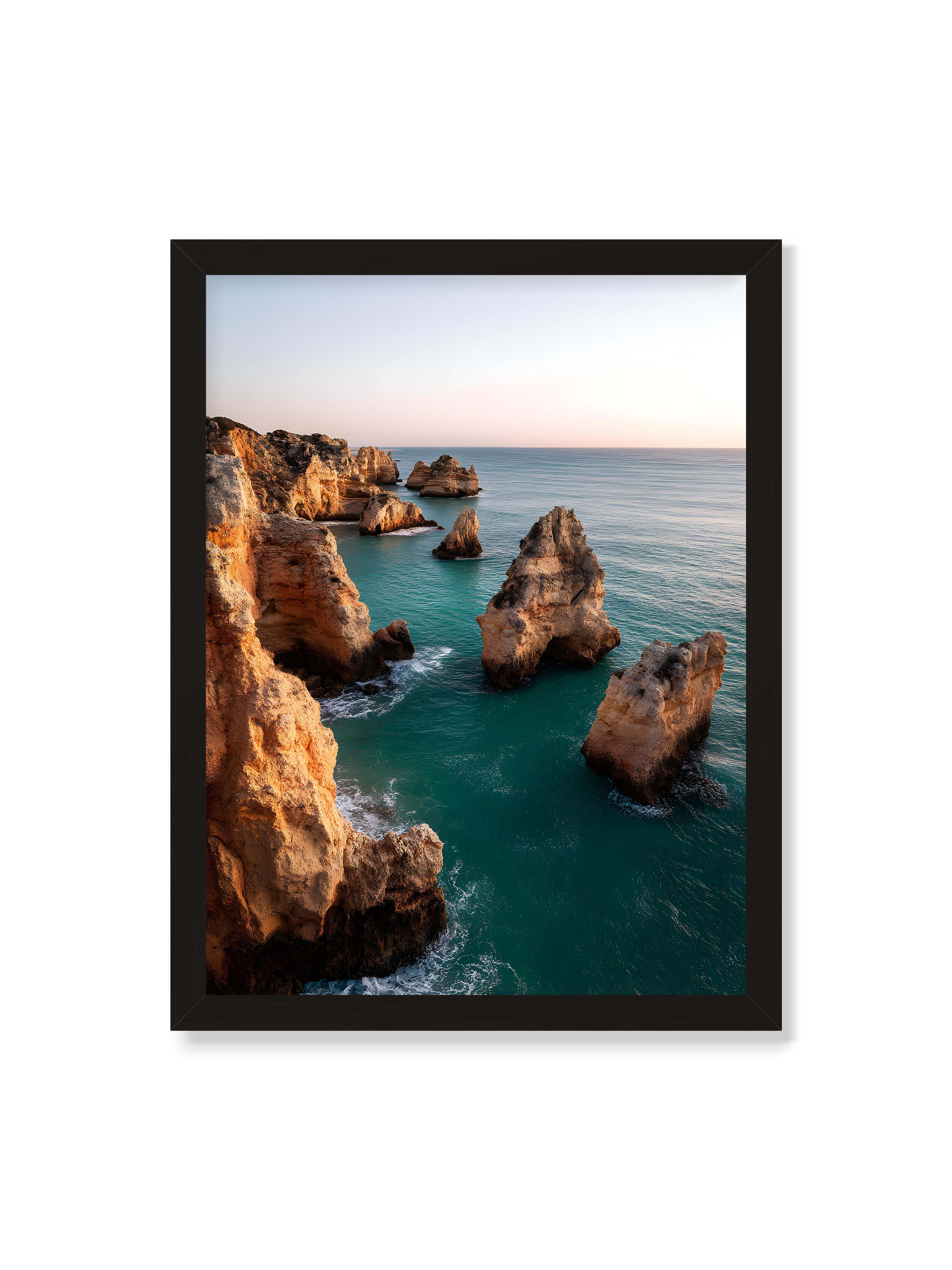 30x40 cm ohne Galerie-Rand mit schwarzem Rahmen – Felsformationen an der Küste, umgeben von azurblauem Wasser und goldenem Licht des späten Nachmittags.