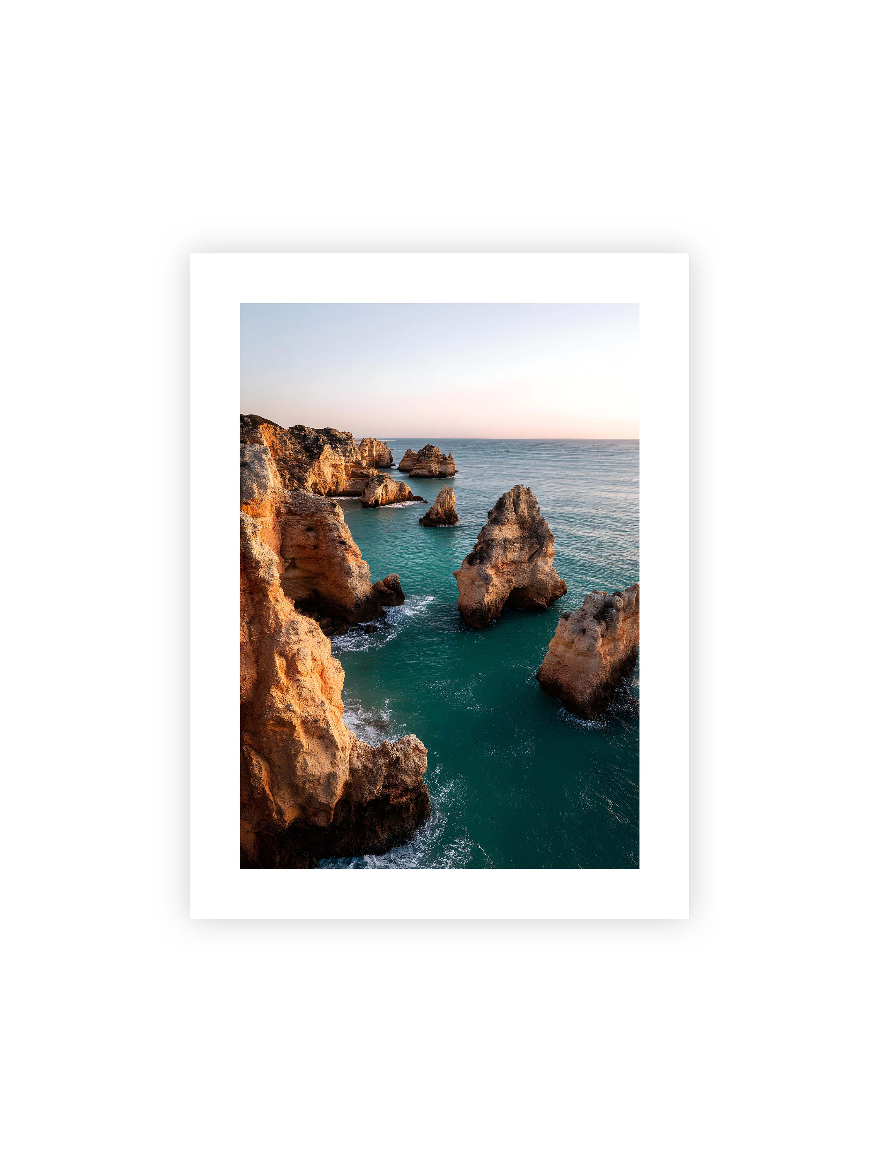 30x40 cm mit weißem Galerie-Rand ohne Rahmen – Felsformationen an der Küste, umgeben von azurblauem Wasser und goldenem Licht des späten Nachmittags.