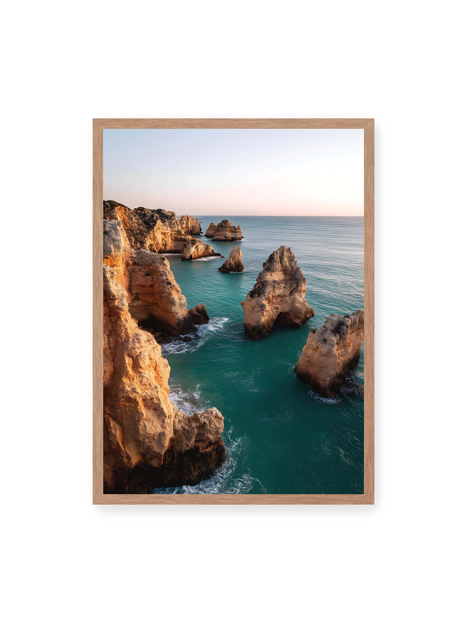 50x70 cm, Eichenrahmen – Zypressen in einem Weinberg, beleuchtet von warmem, goldenen Licht des Sonnenuntergangs.