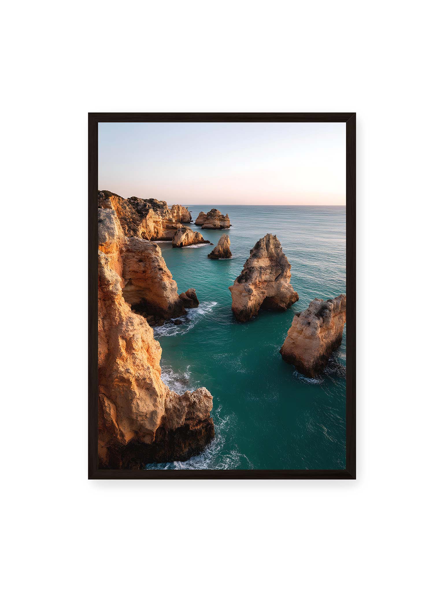 50x70 cm, schwarzer Rahmen – Zypressen in einem Weinberg, beleuchtet von warmem, goldenen Licht des Sonnenuntergangs.