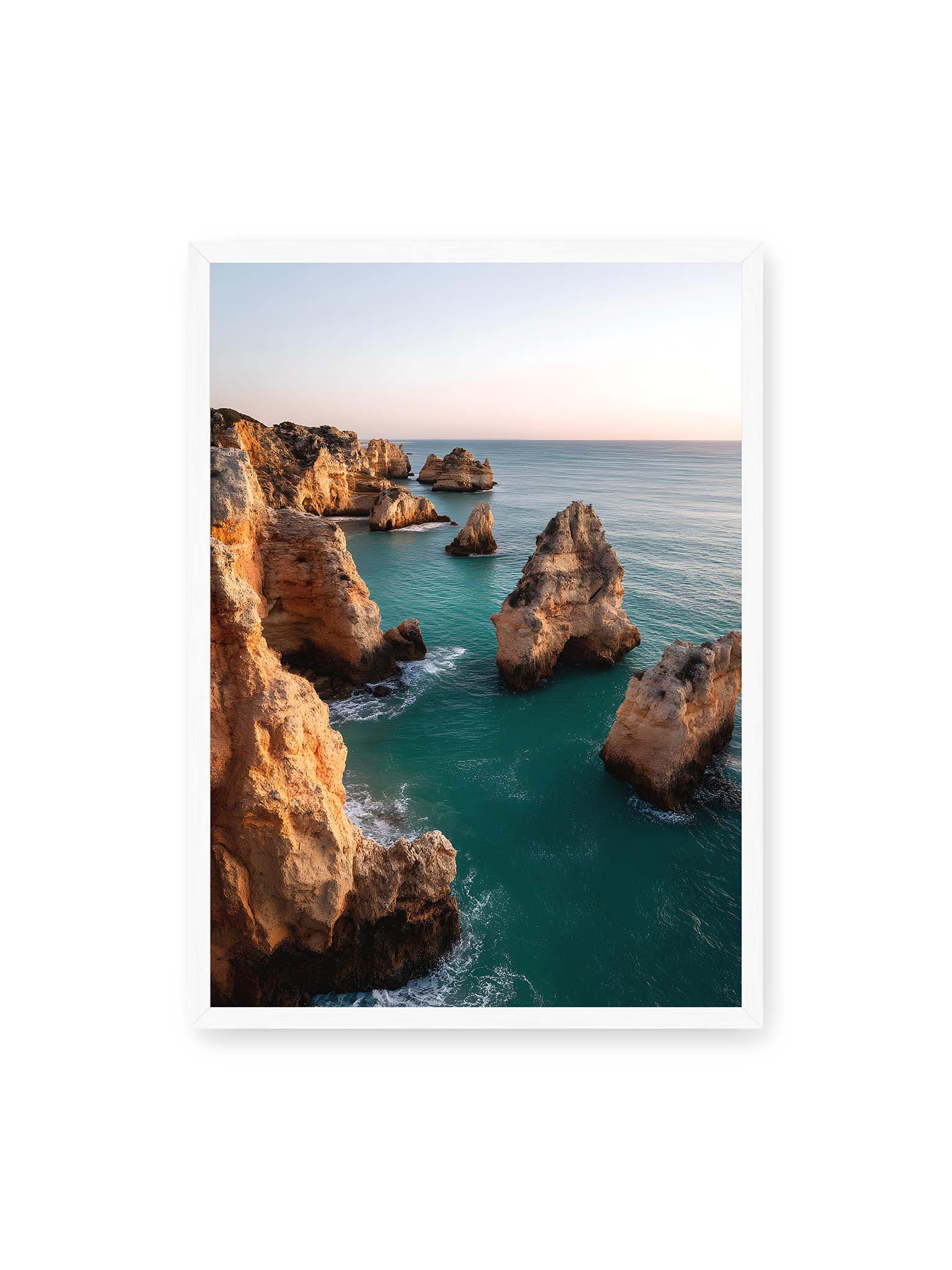 50x70 cm, weißer Rahmen – Zypressen in einem Weinberg, beleuchtet von warmem, goldenen Licht des Sonnenuntergangs.