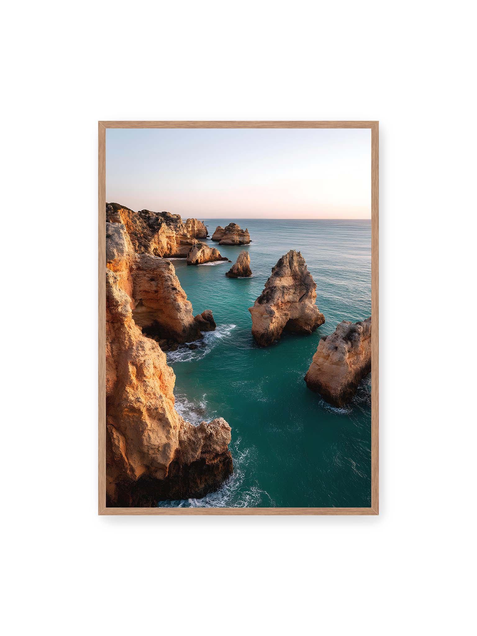 70x100 cm, Eichenrahmen – Zypressen in einem Weinberg, beleuchtet von warmem, goldenen Licht des Sonnenuntergangs.