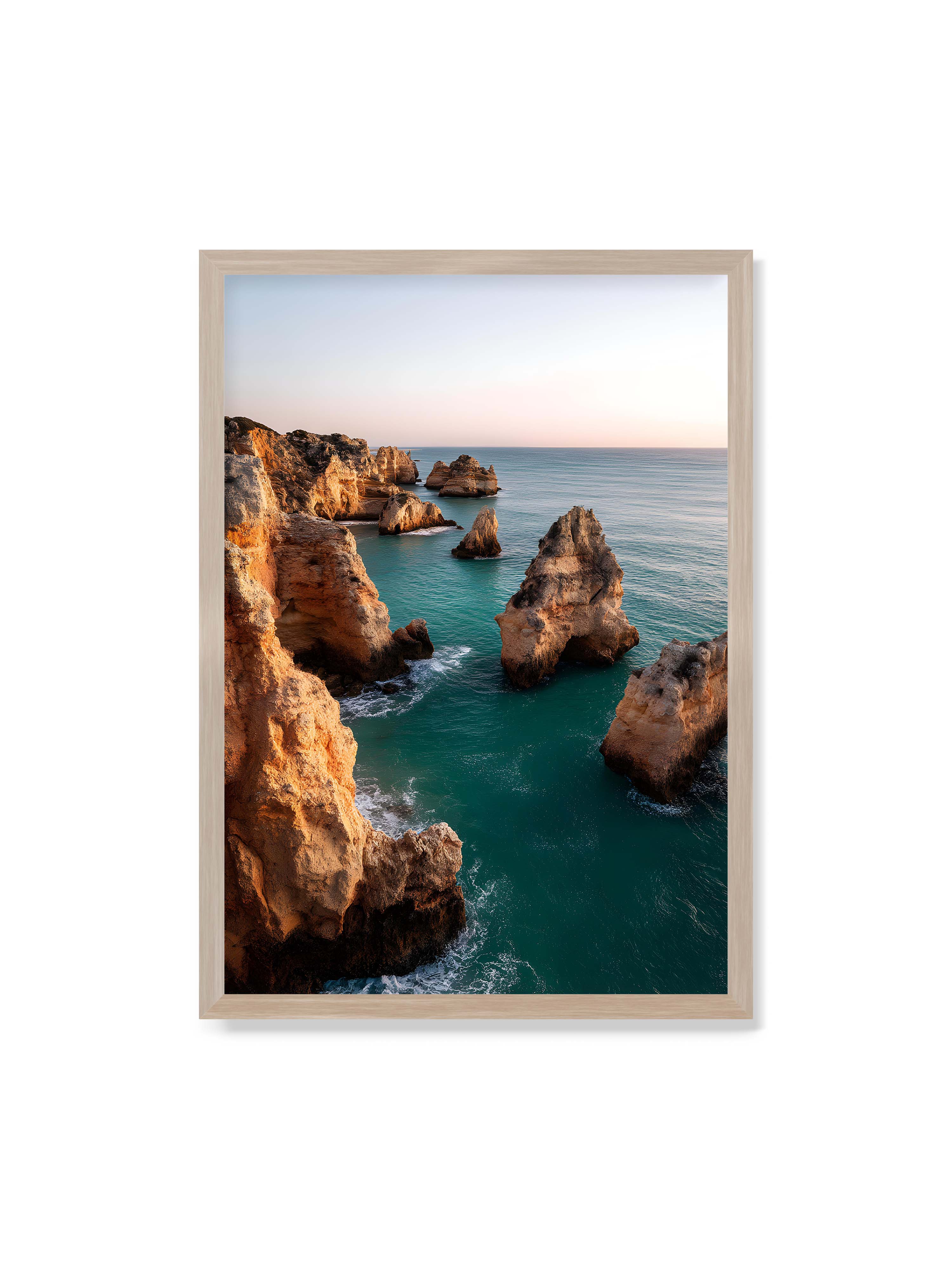 70x100 cm ohne Galerie-Rand im Eichenrahmen – Felsformationen an der Küste, umgeben von azurblauem Wasser und goldenem Licht des späten Nachmittags.