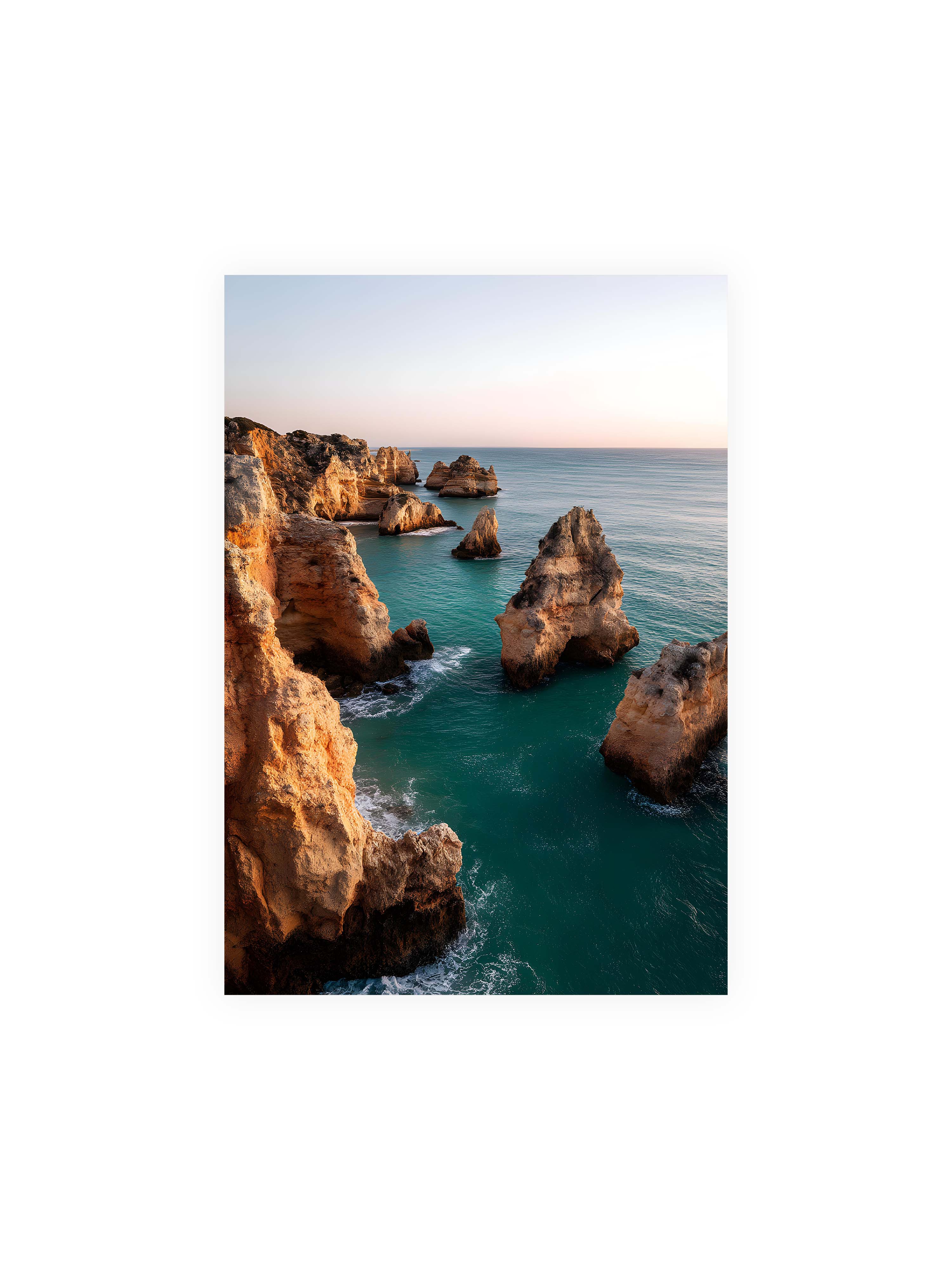 70x100 cm ohne Galerie-Rand ohne Rahmen – Felsformationen an der Küste, umgeben von azurblauem Wasser und goldenem Licht des späten Nachmittags.