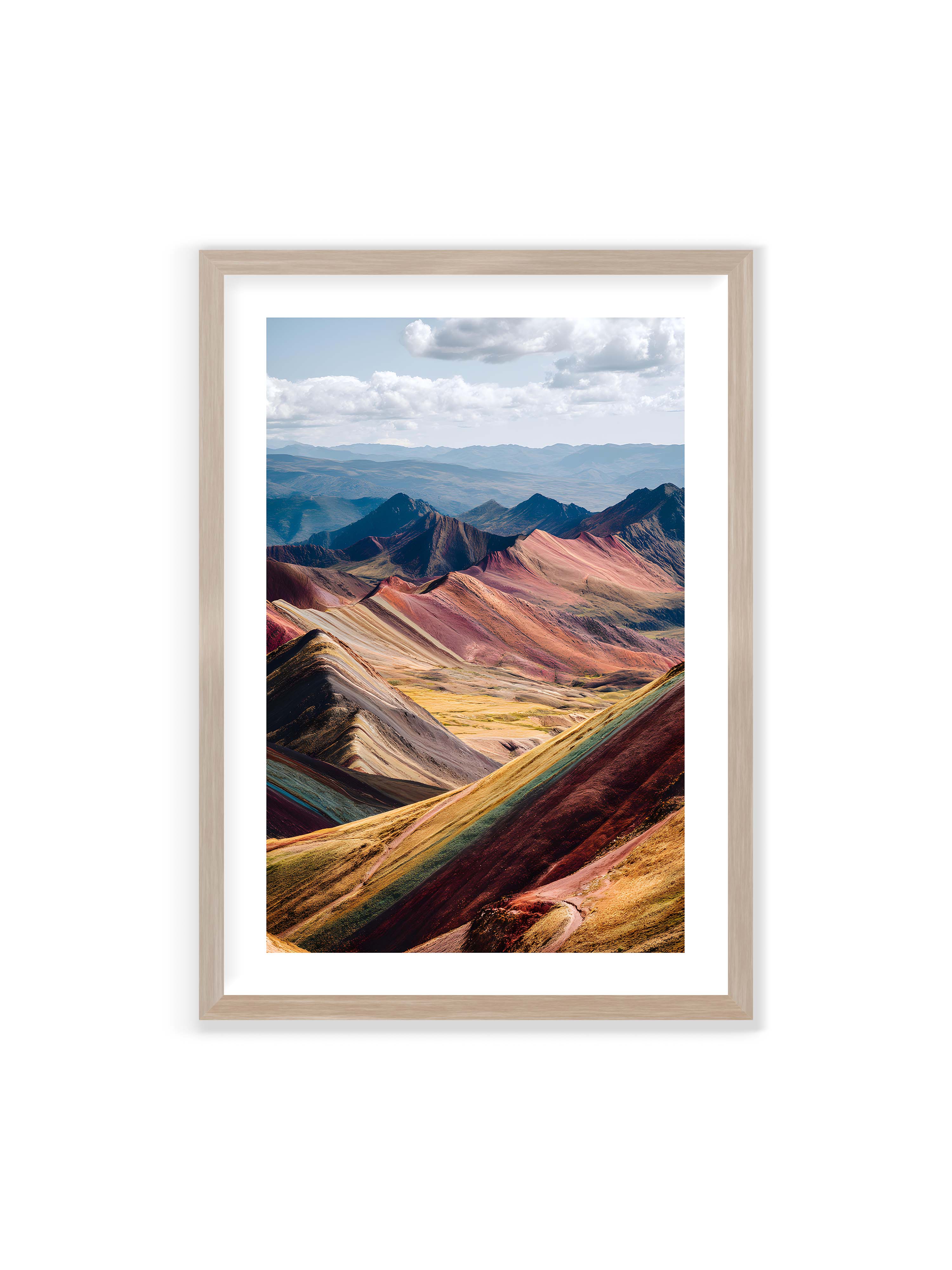 70x100 cm mit weißem Galerie-Rand im Eichenrahmen – Berge in leuchtenden Farben und Schichten, die das Licht reflektieren und eine majestätische Szenerie schaffen.