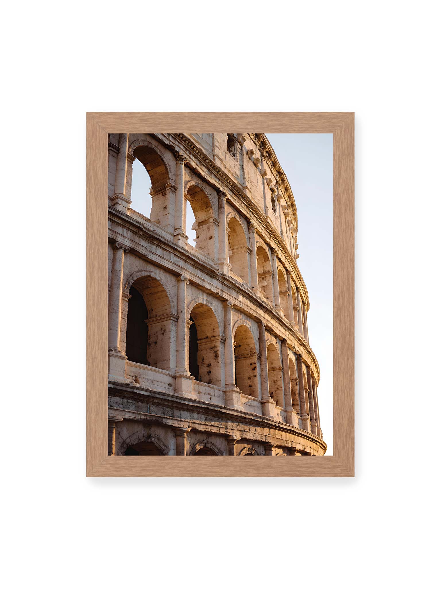 21x30 cm, Eichenrahmen – Nahaufnahme des Kolosseums in Rom mit seinen beeindruckenden Bögen im sanften Licht des Sonnenuntergangs.