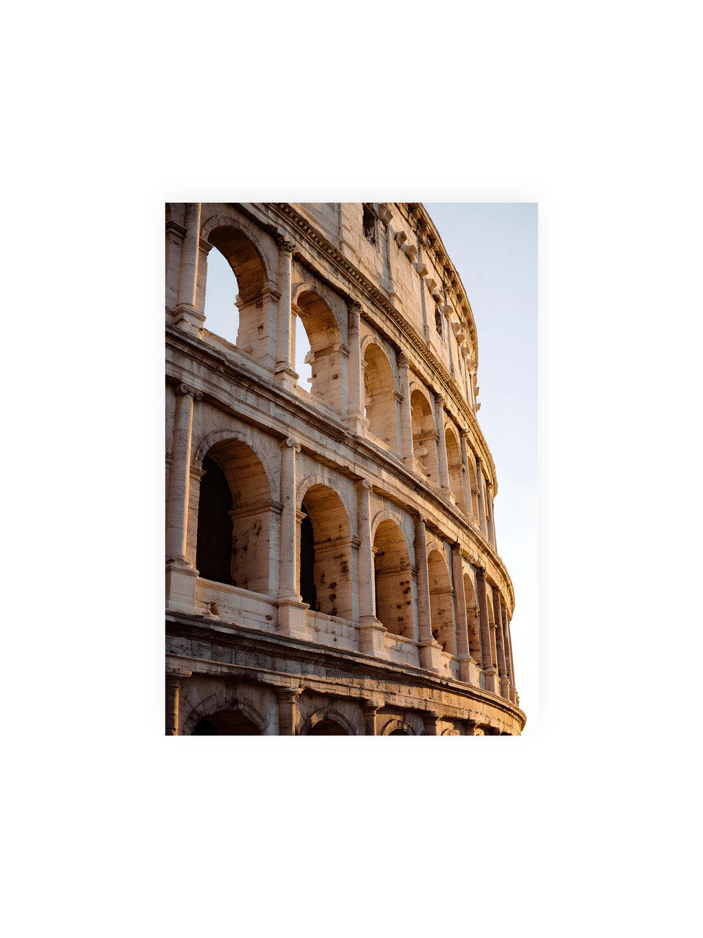 21x30 cm ohne Galerie-Rand ohne Rahmen – Nahaufnahme des Kolosseums mit seinen beeindruckenden Bögen im sanften Licht des Sonnenuntergangs.