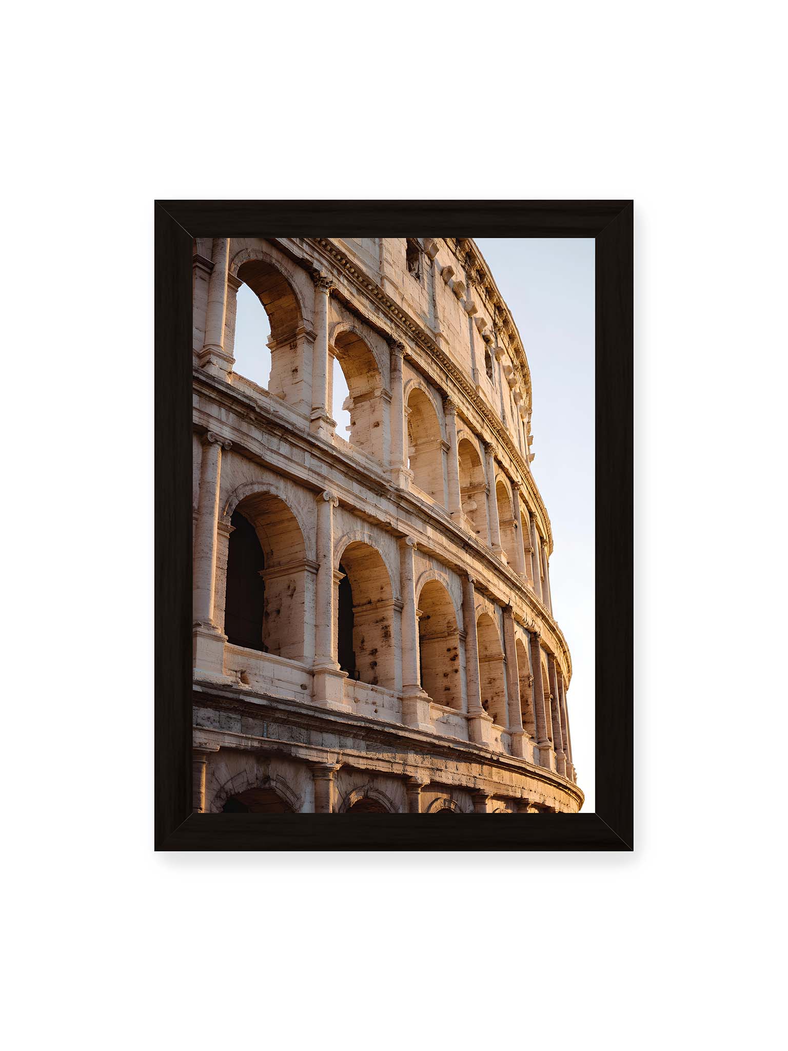 21x30 cm, schwarzer Rahmen – Nahaufnahme des Kolosseums in Rom mit seinen beeindruckenden Bögen im sanften Licht des Sonnenuntergangs.