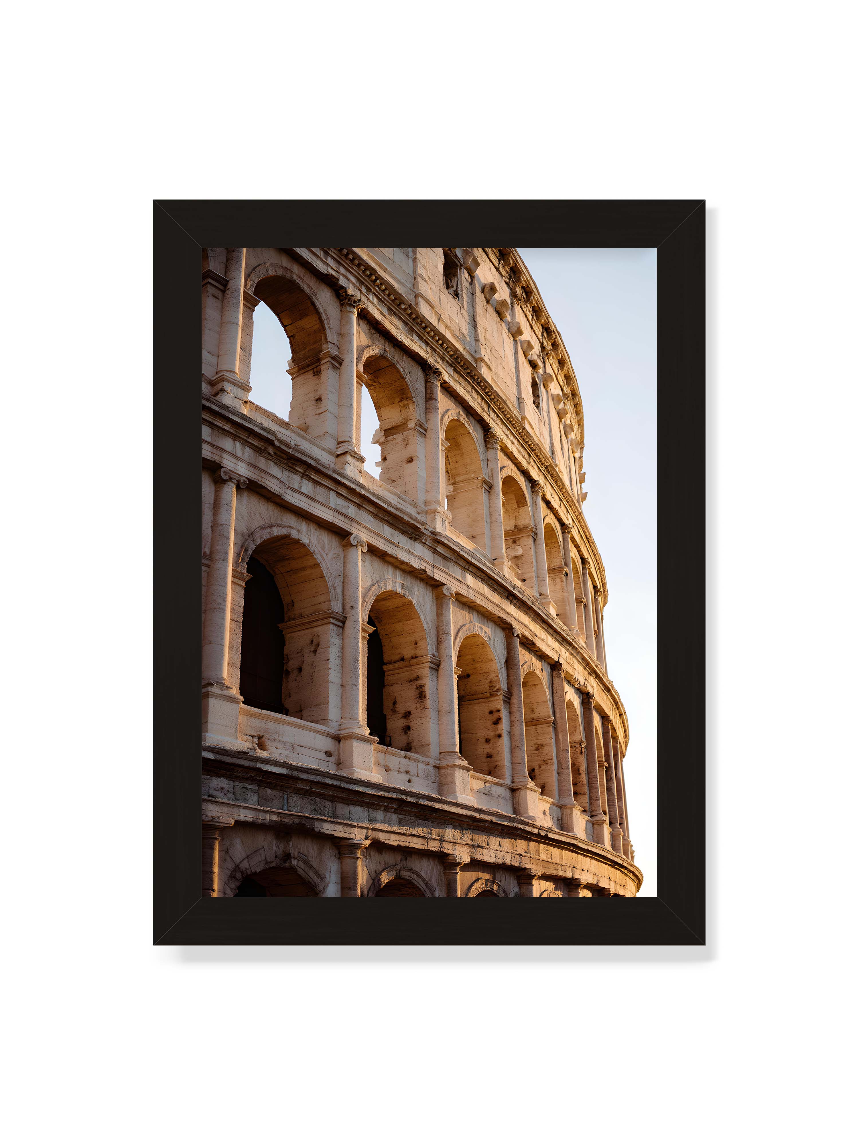 21x30 cm ohne Galerie-Rand mit schwarzem Rahmen – Nahaufnahme des Kolosseums mit seinen beeindruckenden Bögen im sanften Licht des Sonnenuntergangs.