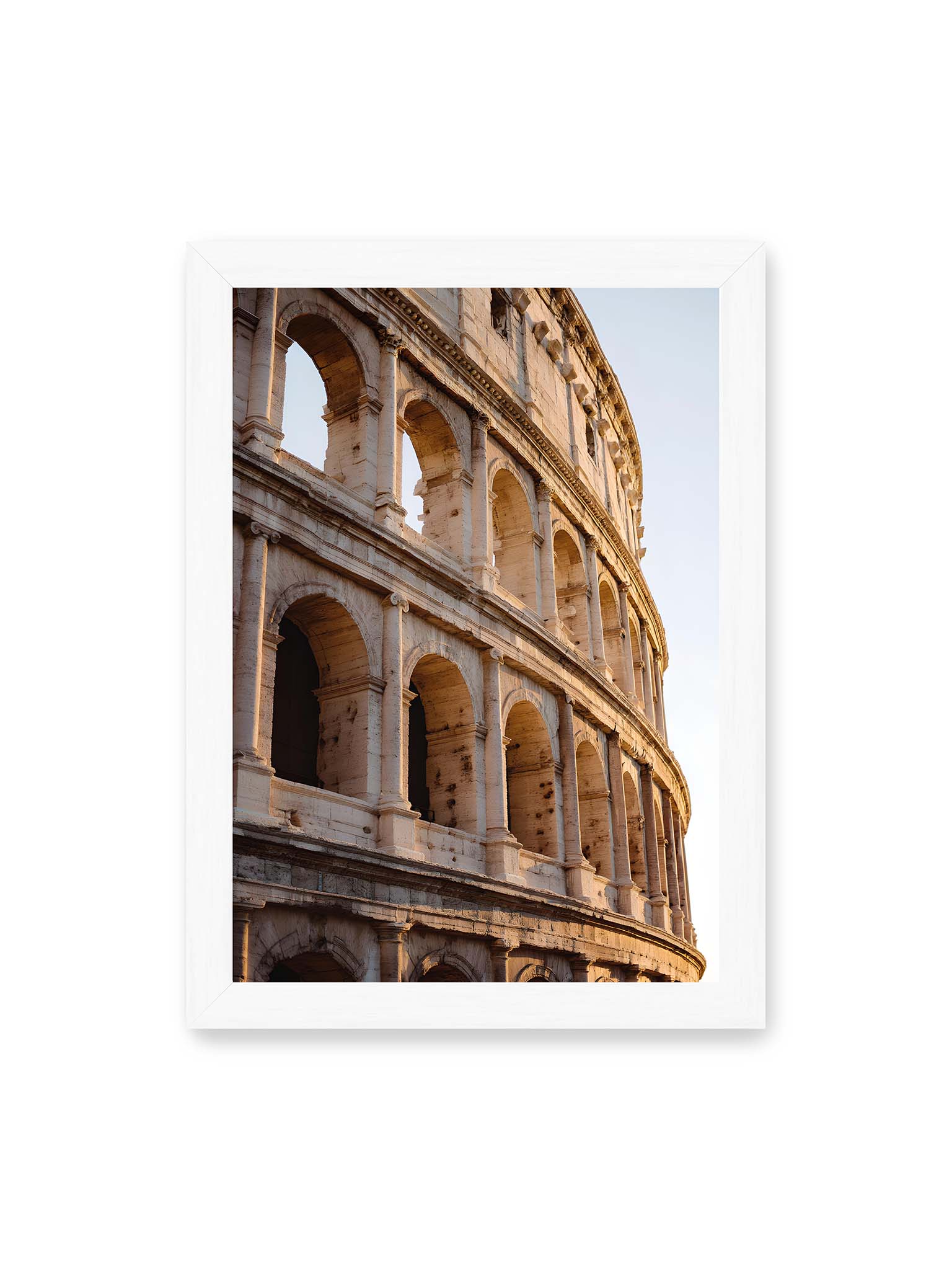 21x30 cm, weißer Rahmen – Nahaufnahme des Kolosseums in Rom mit seinen beeindruckenden Bögen im sanften Licht des Sonnenuntergangs.