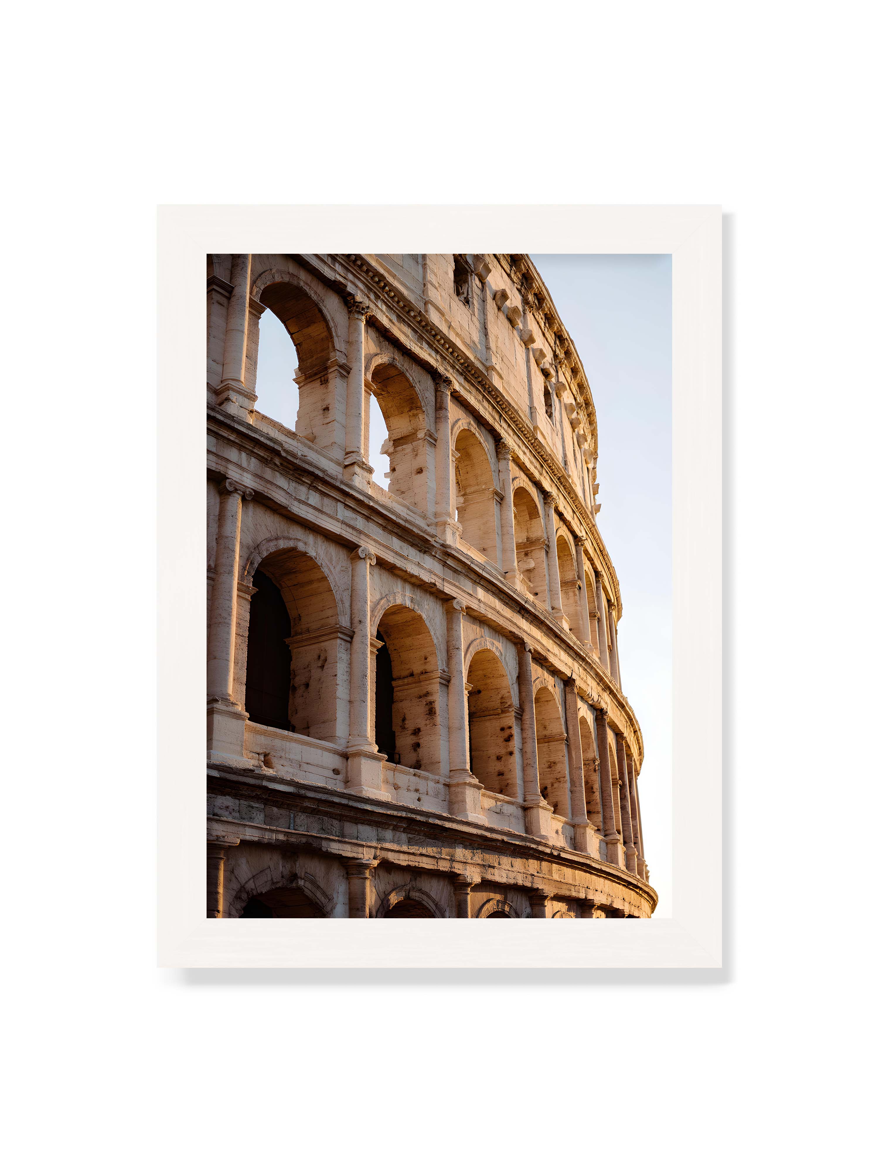 21x30 cm ohne Galerie-Rand mit weißem Rahmen – Nahaufnahme des Kolosseums mit seinen beeindruckenden Bögen im sanften Licht des Sonnenuntergangs.