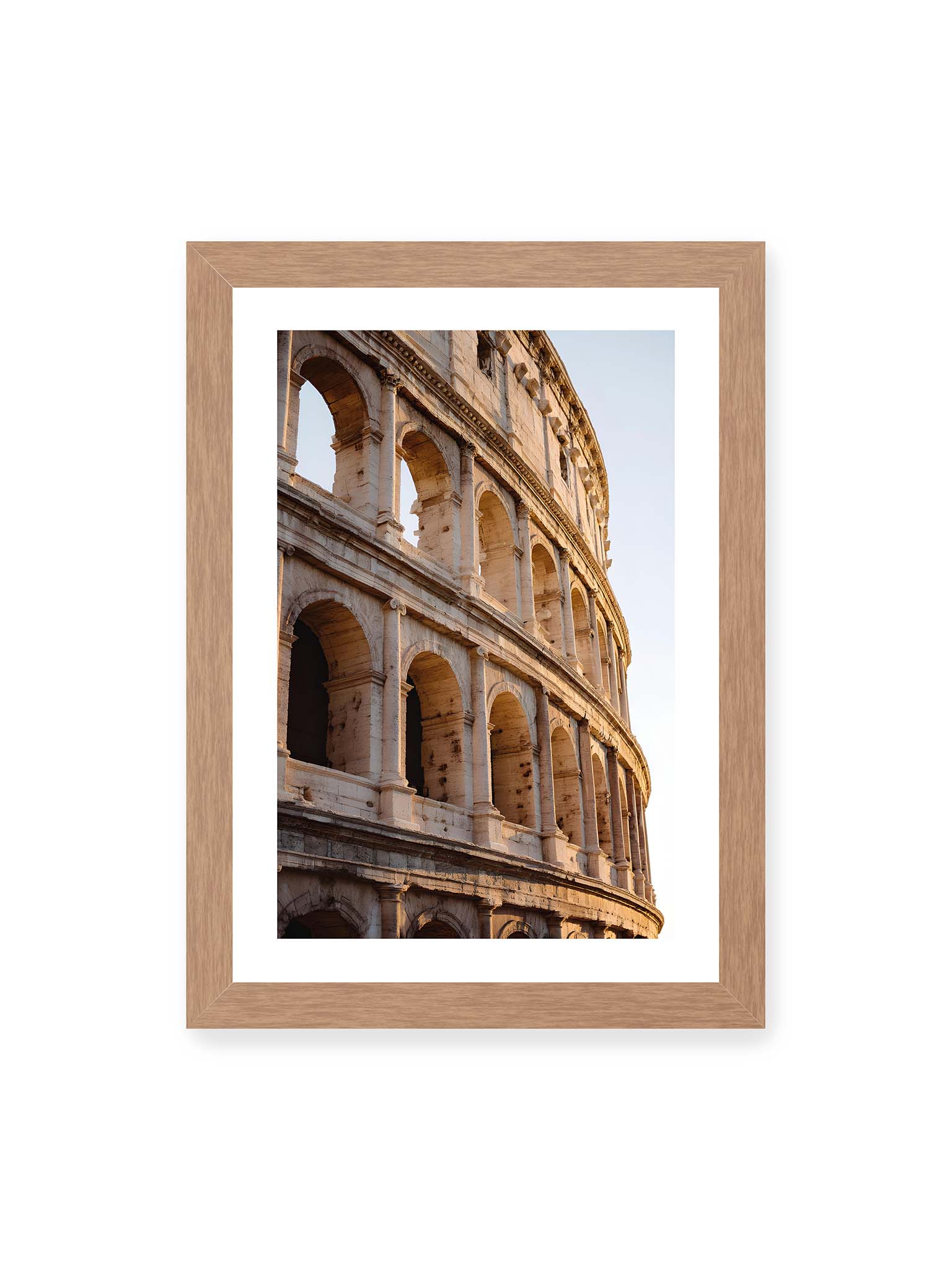 21x30 cm, weißer Galerie-Rand, Eichenrahmen – Nahaufnahme des Kolosseums in Rom mit seinen beeindruckenden Bögen im sanften Licht des Sonnenuntergangs.