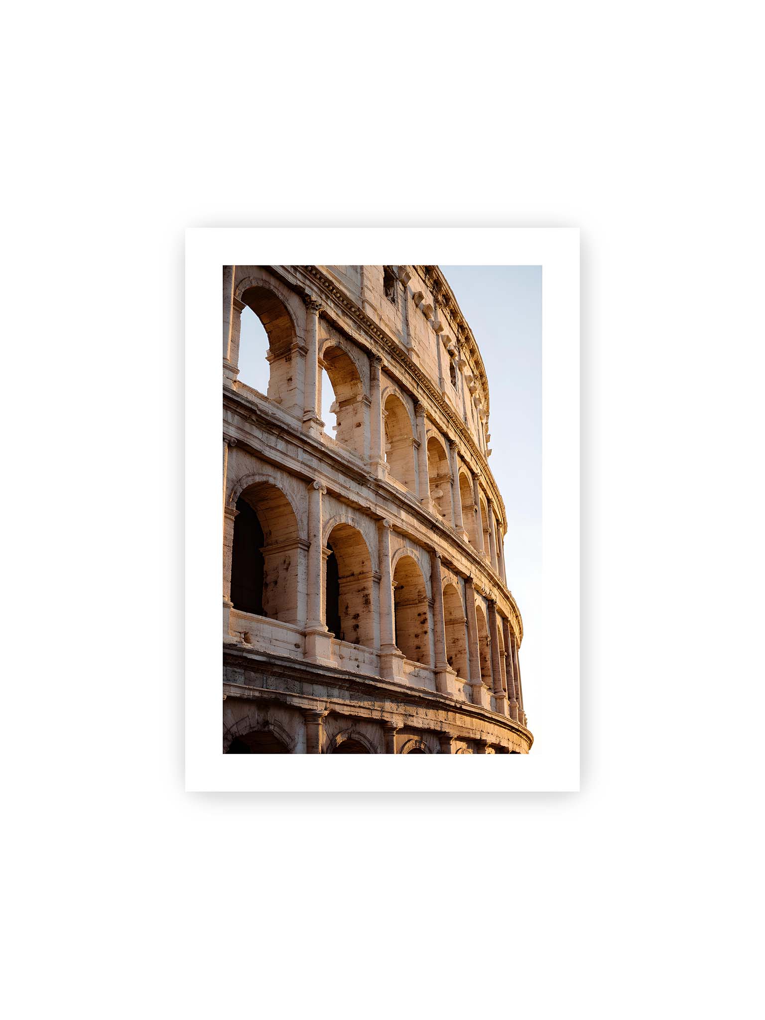 21x30 cm, weißer Galerie-Rand – Nahaufnahme des Kolosseums in Rom mit seinen beeindruckenden Bögen im sanften Licht des Sonnenuntergangs.