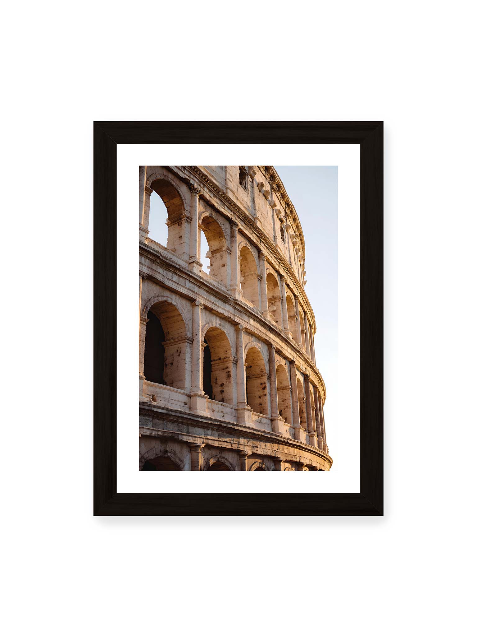 21x30 cm, weißer Galerie-Rand, schwarzer Rahmen – Nahaufnahme des Kolosseums in Rom mit seinen beeindruckenden Bögen im sanften Licht des Sonnenuntergangs.