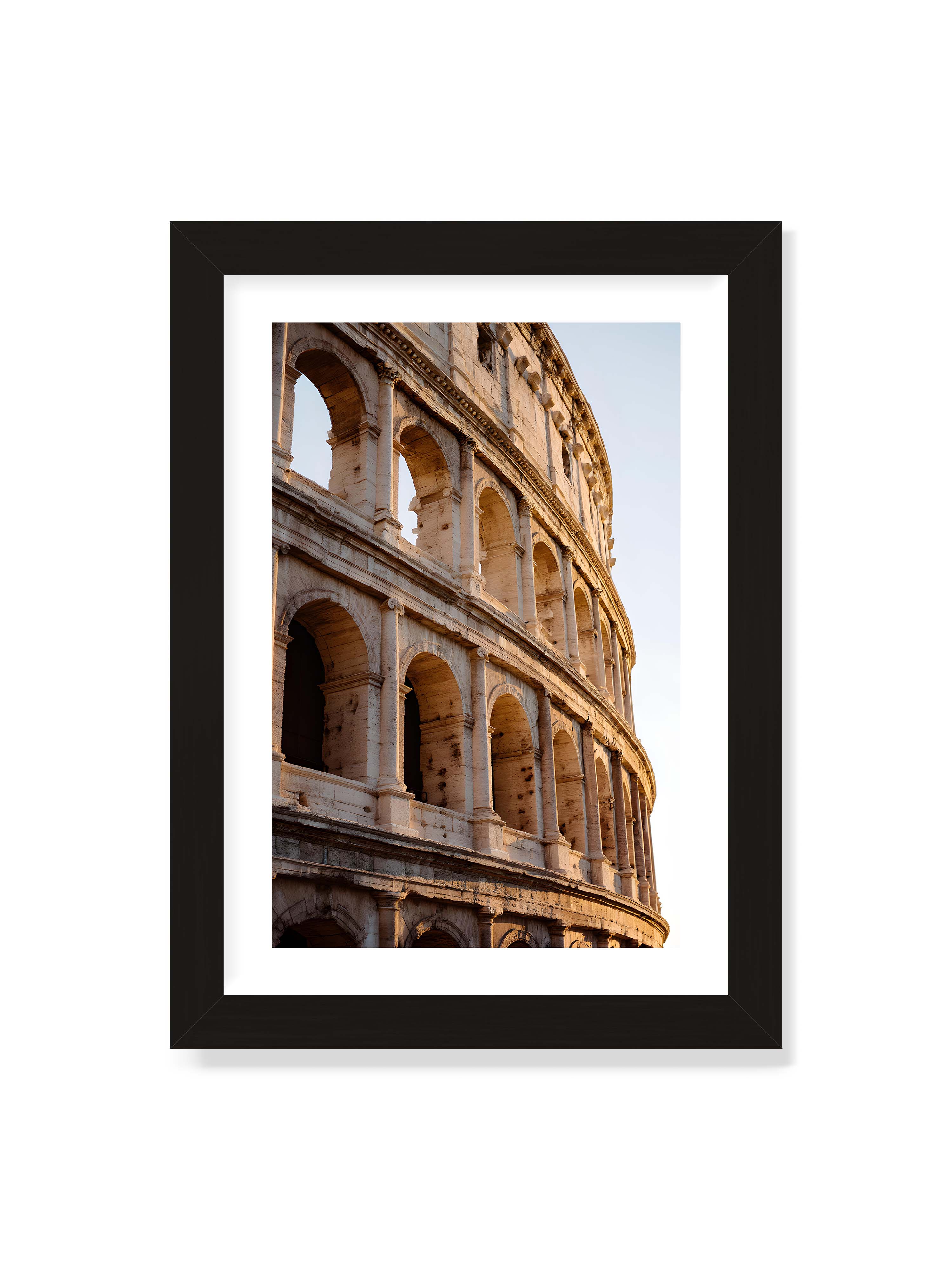 21x30 cm mit weißem Galerie-Rand mit schwarzem Rahmen – Nahaufnahme des Kolosseums mit seinen beeindruckenden Bögen im sanften Licht des Sonnenuntergangs.