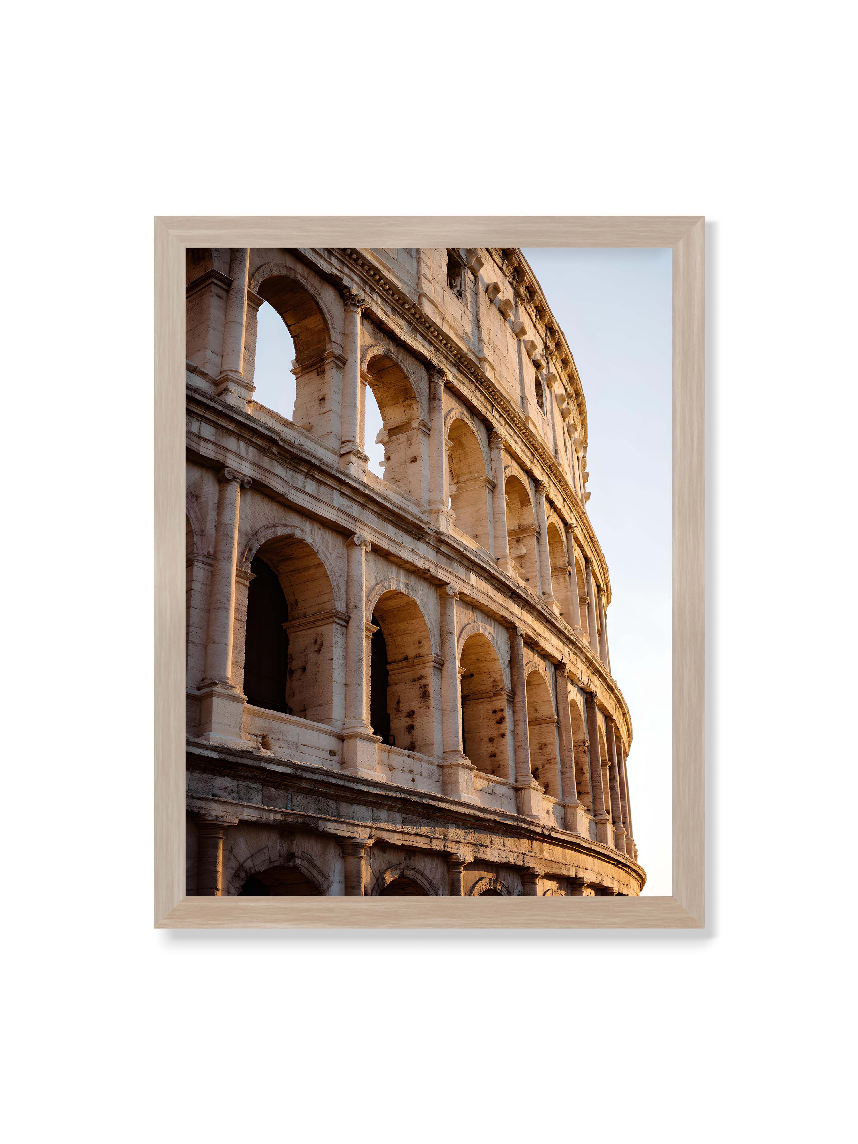30x40 cm ohne Galerie-Rand im Eichenrahmen – Nahaufnahme des Kolosseums mit seinen beeindruckenden Bögen im sanften Licht des Sonnenuntergangs.