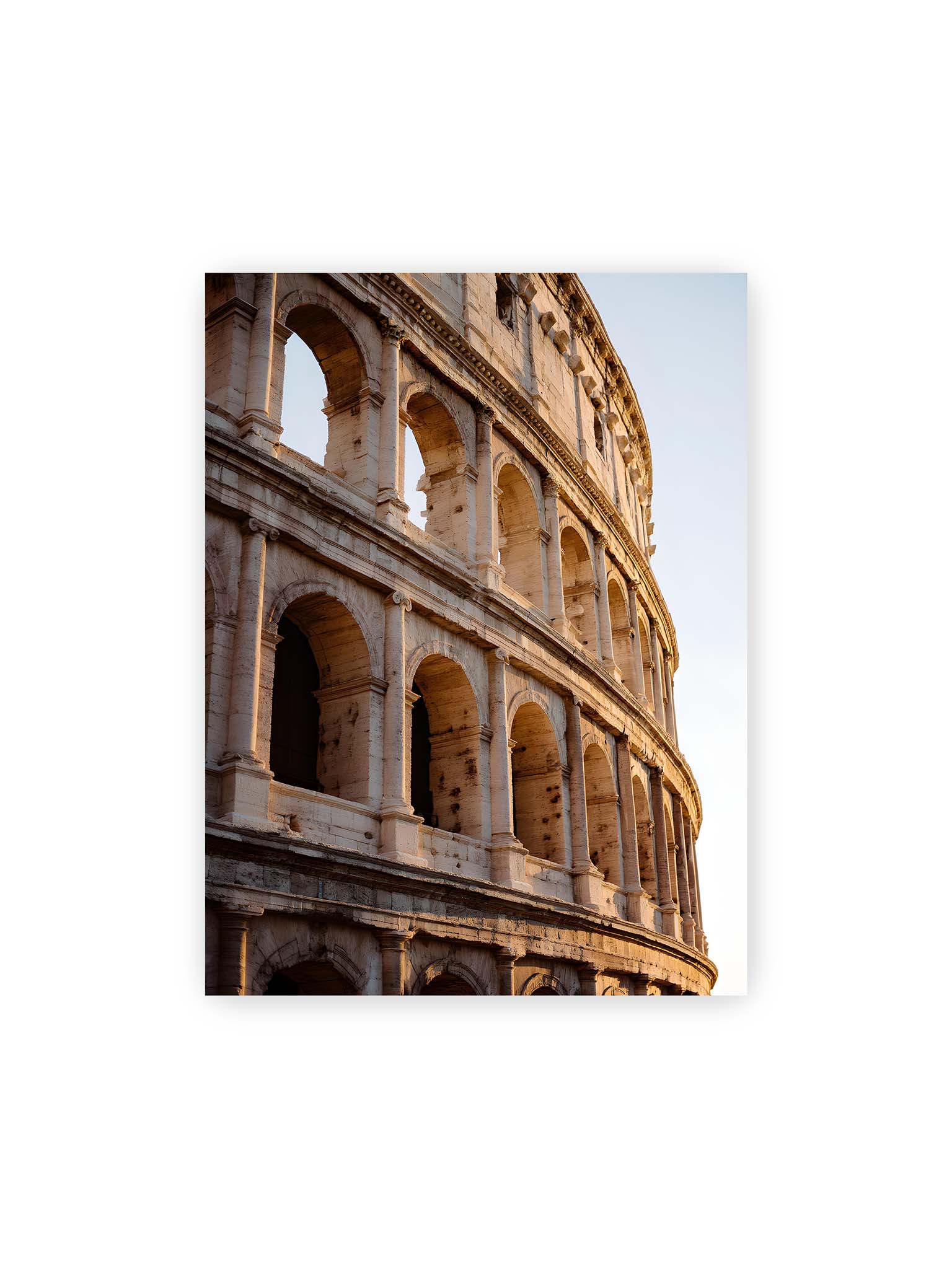 30x40 cm – Nahaufnahme des Kolosseums in Rom mit seinen beeindruckenden Bögen im sanften Licht des Sonnenuntergangs.
