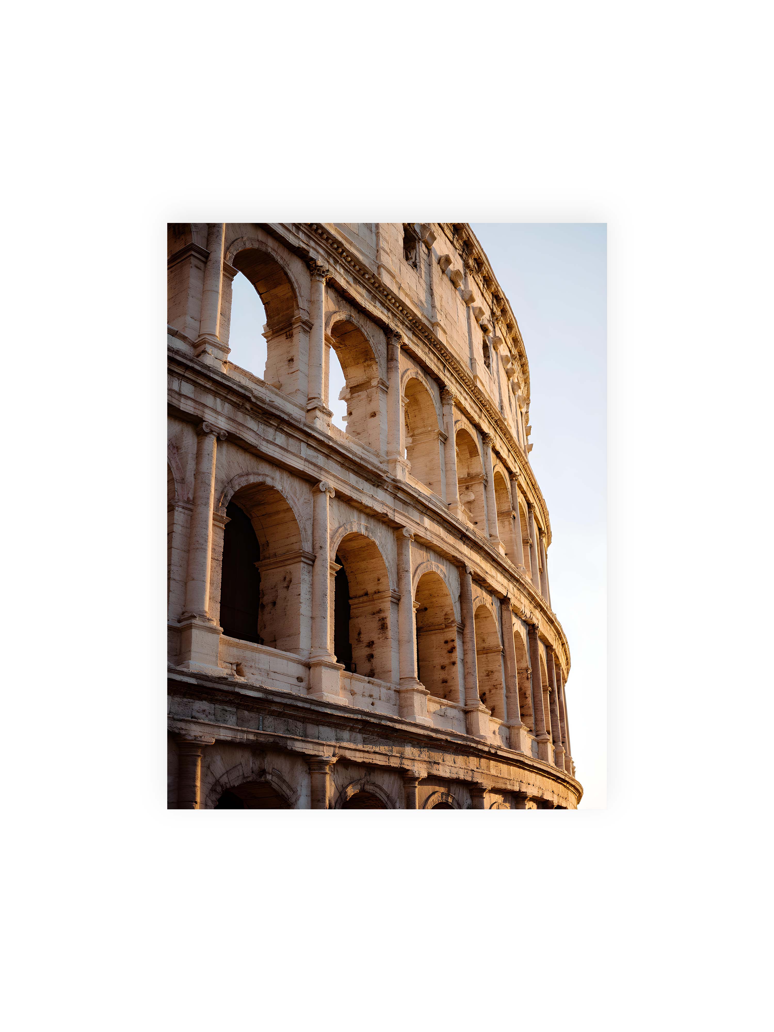30x40 cm ohne Galerie-Rand ohne Rahmen – Nahaufnahme des Kolosseums mit seinen beeindruckenden Bögen im sanften Licht des Sonnenuntergangs.