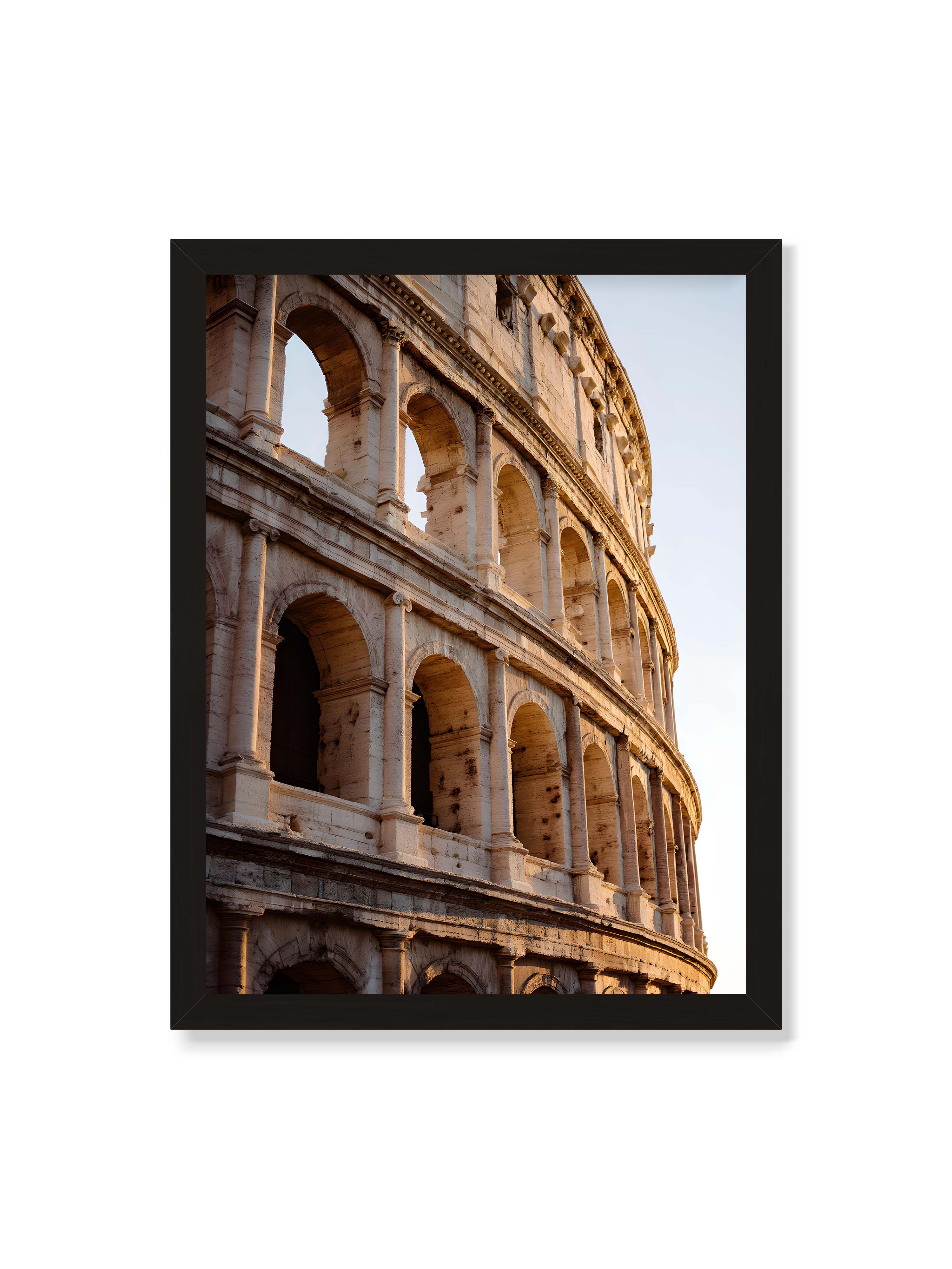 30x40 cm ohne Galerie-Rand mit schwarzem Rahmen – Nahaufnahme des Kolosseums mit seinen beeindruckenden Bögen im sanften Licht des Sonnenuntergangs.