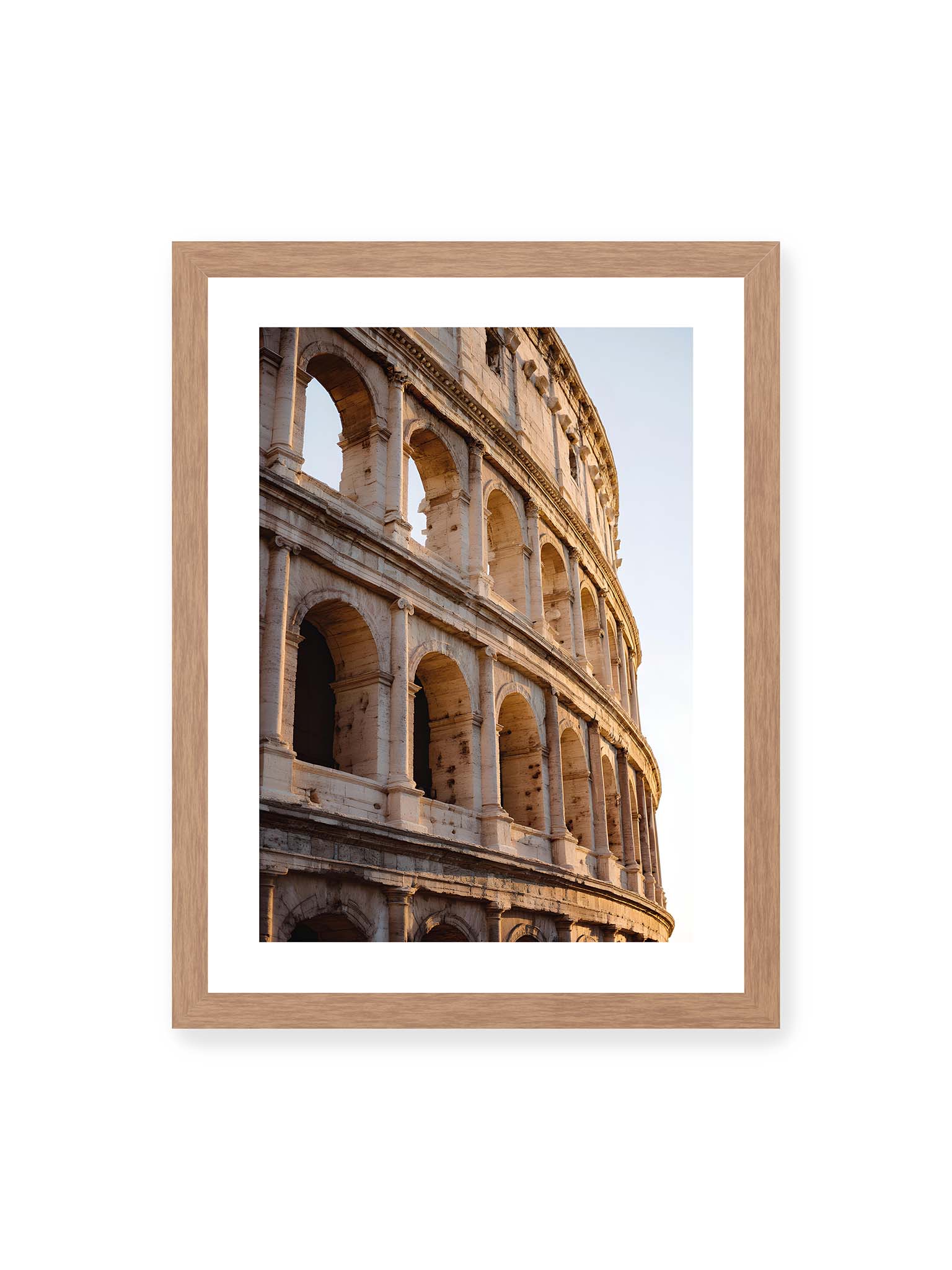 30x40 cm, weißer Galerie-Rand, Eichenrahmen – Nahaufnahme des Kolosseums in Rom mit seinen beeindruckenden Bögen im sanften Licht des Sonnenuntergangs.