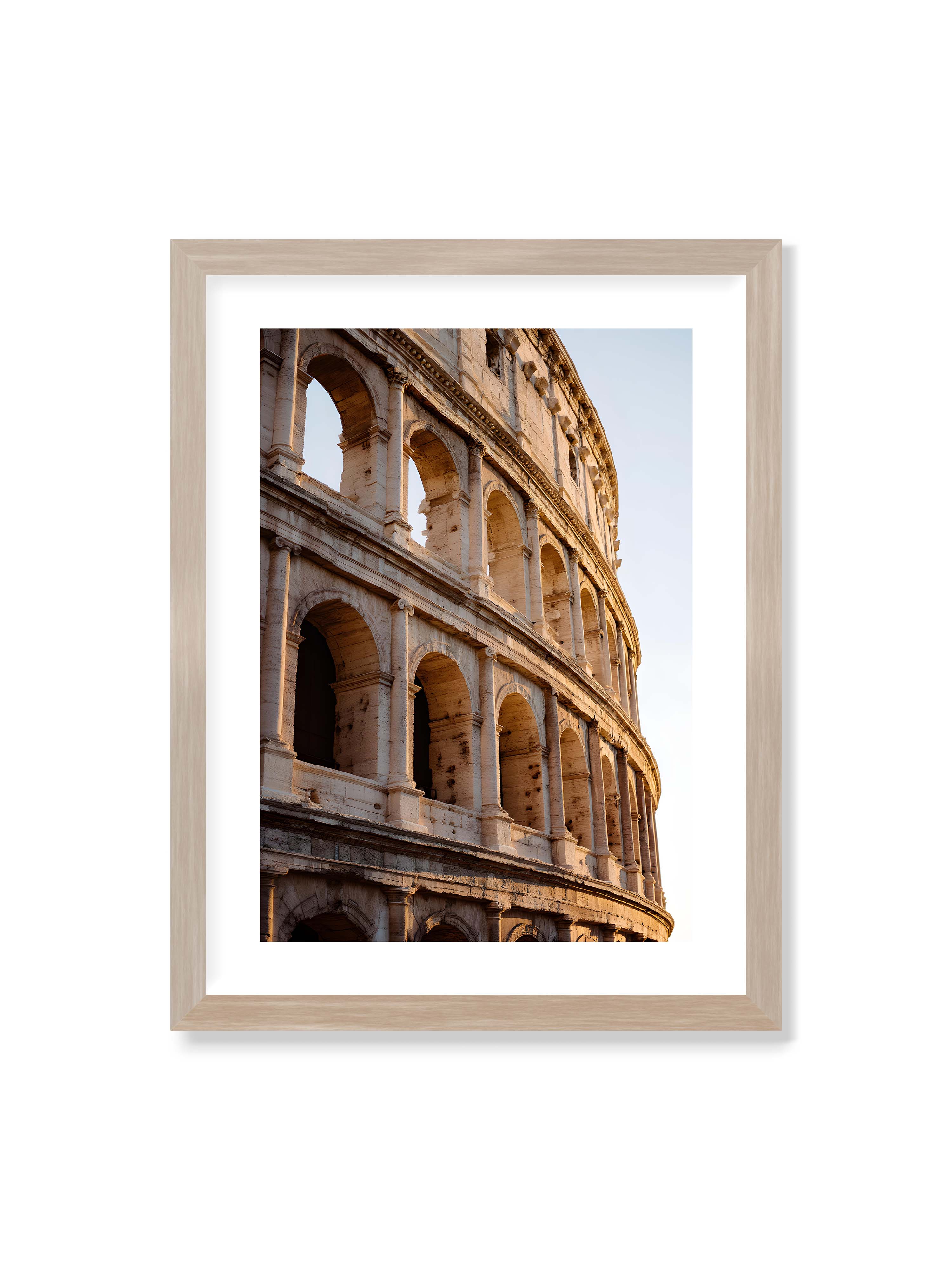 30x40 cm mit weißem Galerie-Rand im Eichenrahmen – Nahaufnahme des Kolosseums mit seinen beeindruckenden Bögen im sanften Licht des Sonnenuntergangs.