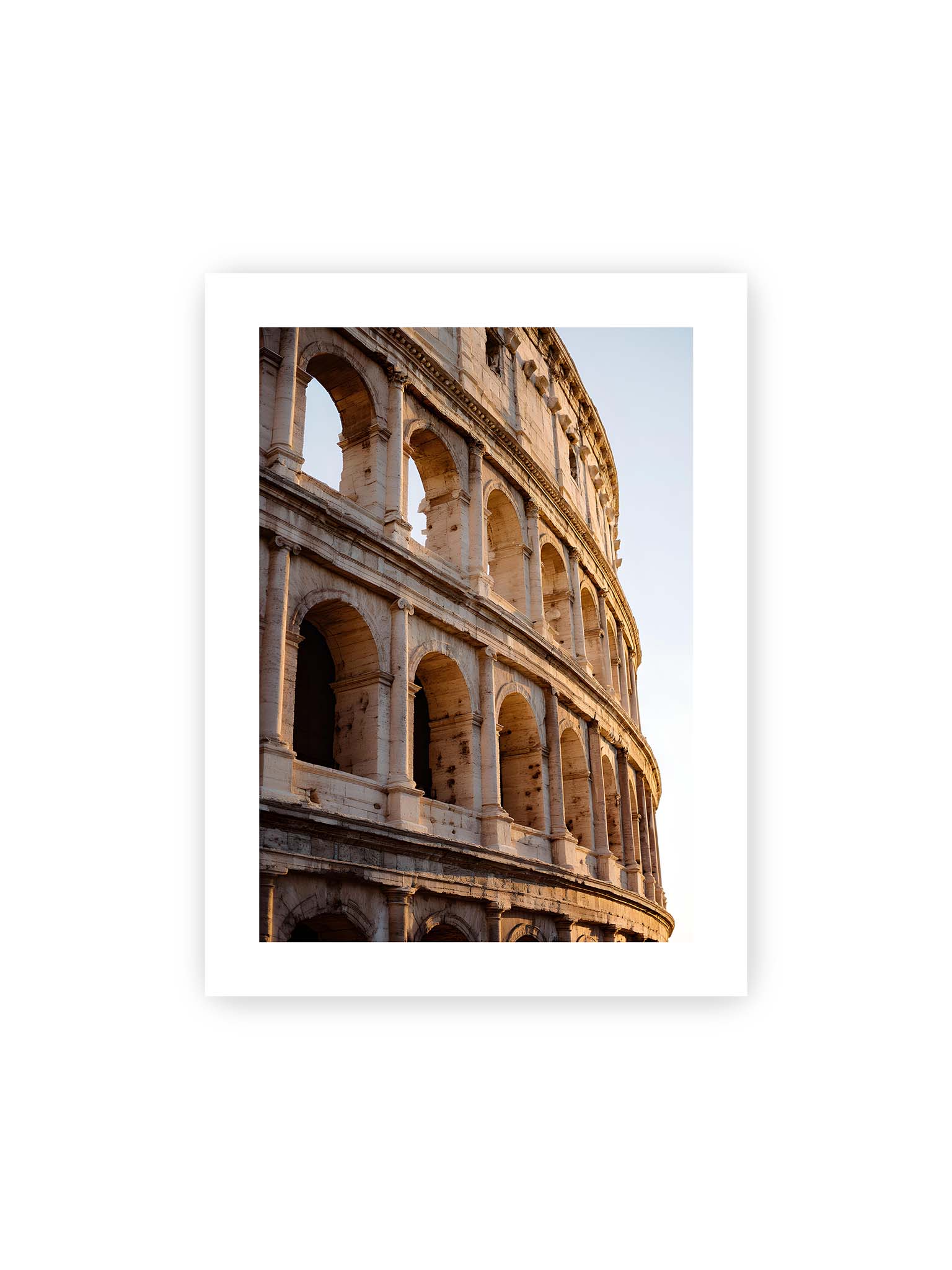 30x40 cm, weißer Galerie-Rand – Nahaufnahme des Kolosseums in Rom mit seinen beeindruckenden Bögen im sanften Licht des Sonnenuntergangs.