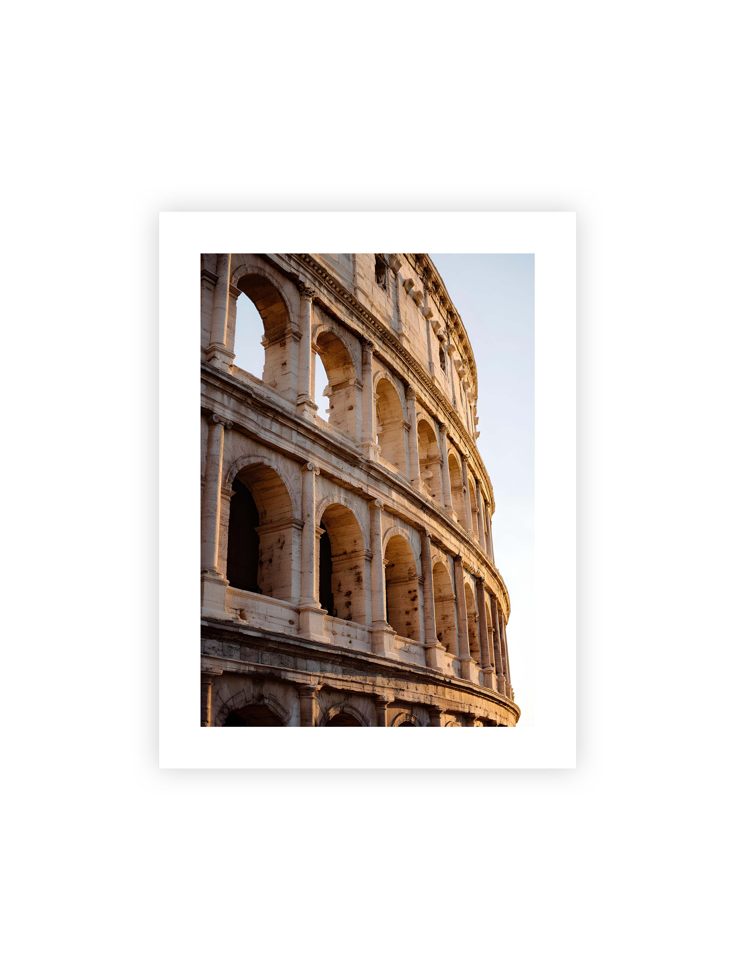 30x40 cm mit weißem Galerie-Rand ohne Rahmen – Nahaufnahme des Kolosseums mit seinen beeindruckenden Bögen im sanften Licht des Sonnenuntergangs.