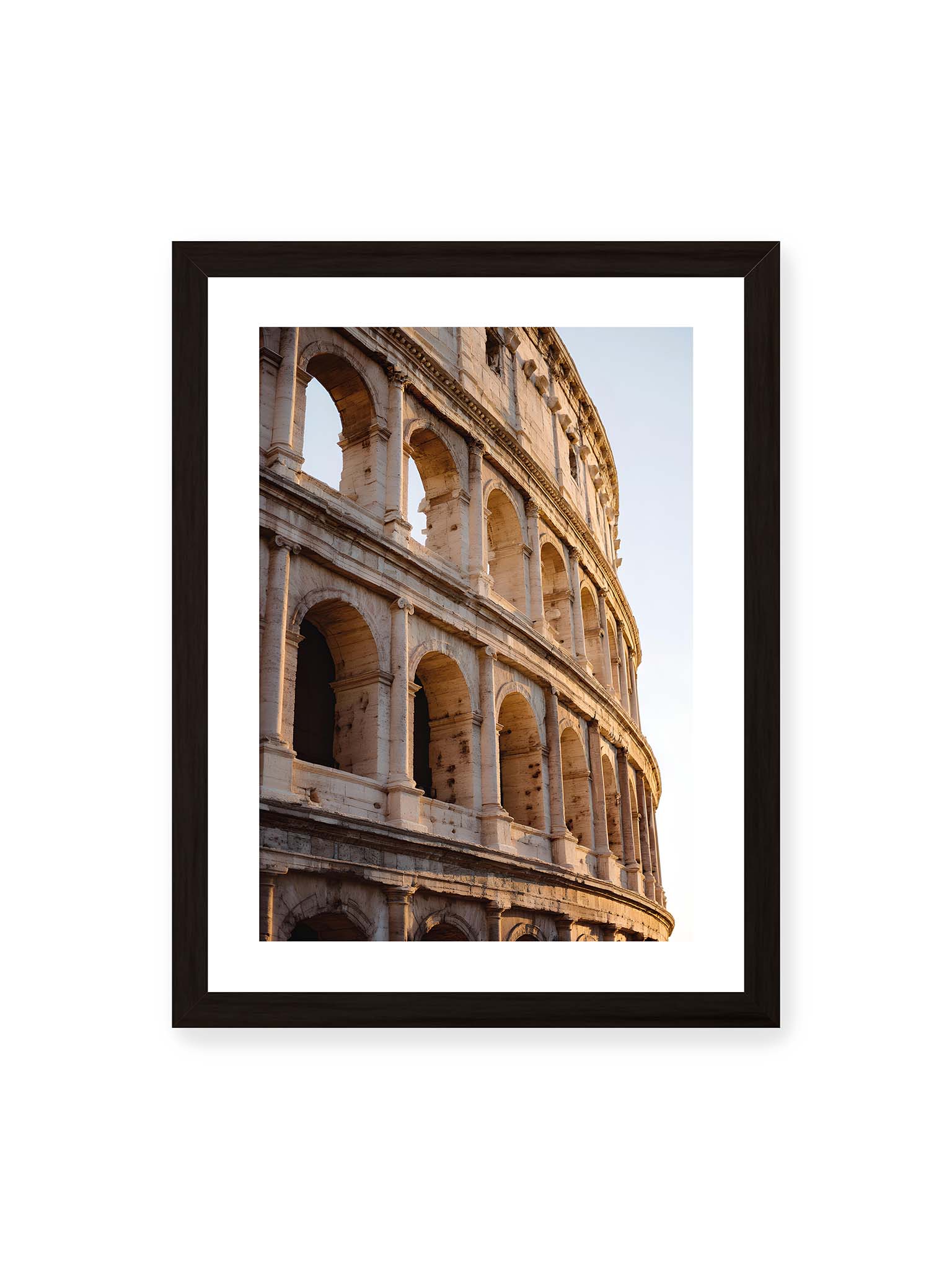 30x40 cm, weißer Galerie-Rand, schwarzer Rahmen – Nahaufnahme des Kolosseums in Rom mit seinen beeindruckenden Bögen im sanften Licht des Sonnenuntergangs.