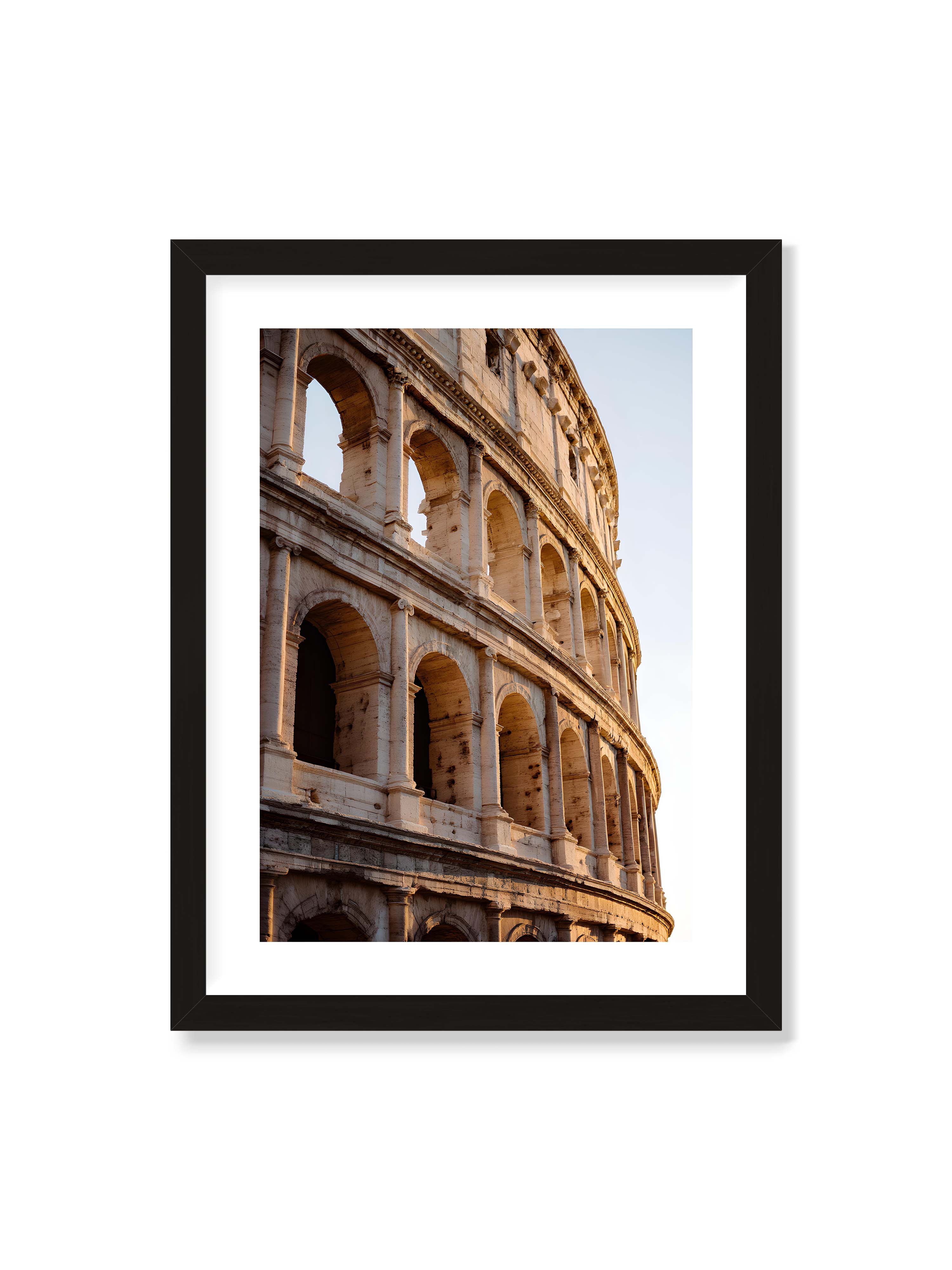 30x40 cm mit weißem Galerie-Rand mit schwarzem Rahmen – Nahaufnahme des Kolosseums mit seinen beeindruckenden Bögen im sanften Licht des Sonnenuntergangs.