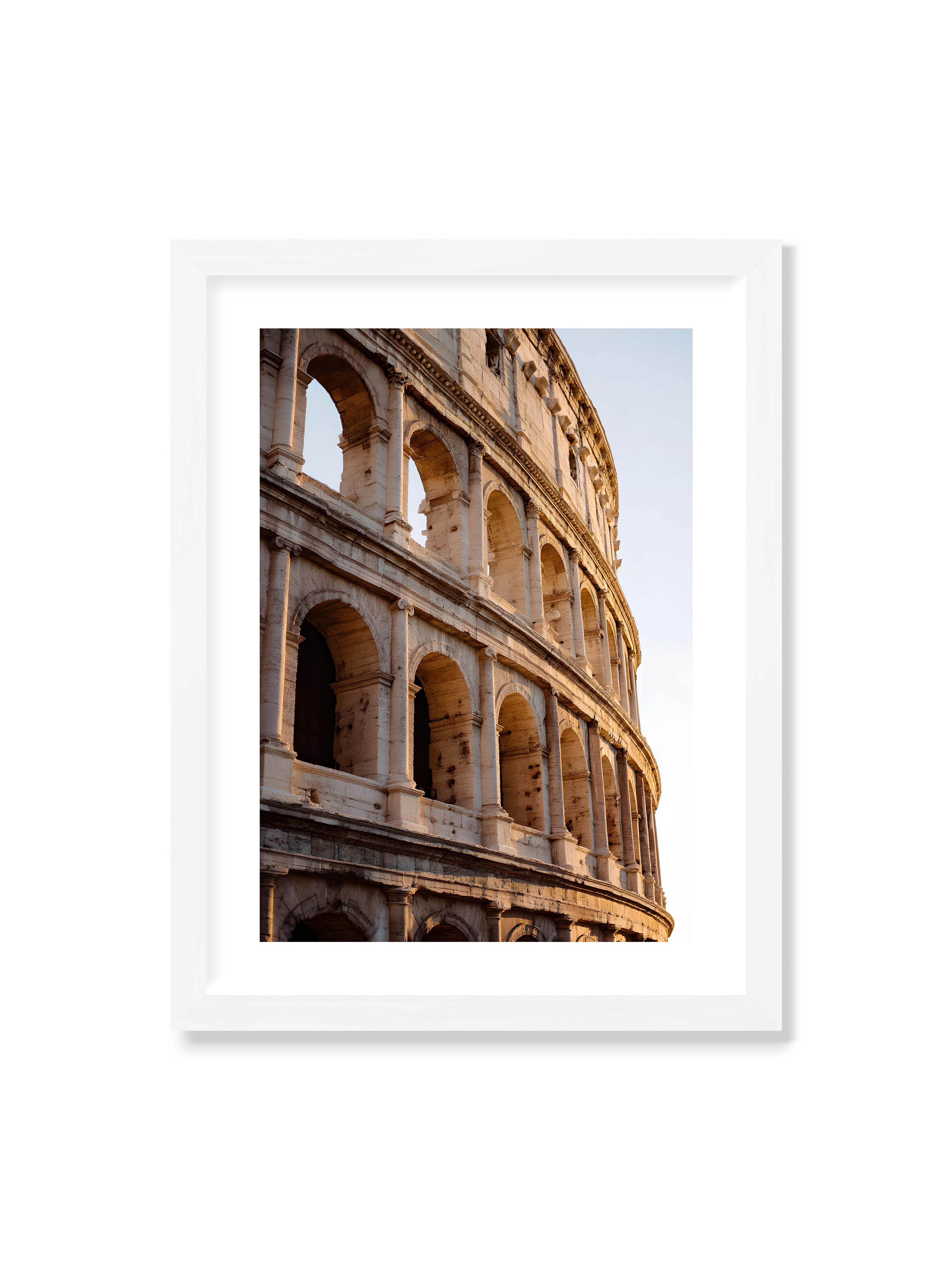 30x40 cm mit weißem Galerie-Rand mit weißem Rahmen – Nahaufnahme des Kolosseums mit seinen beeindruckenden Bögen im sanften Licht des Sonnenuntergangs.