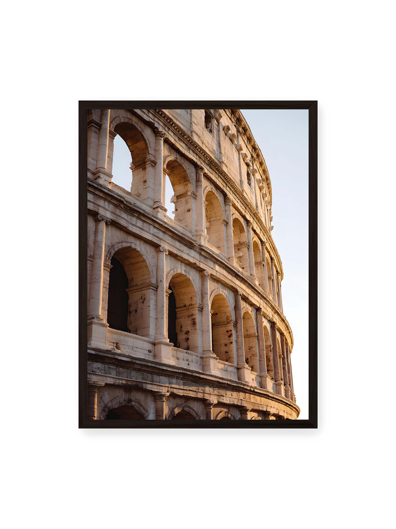 50x70 cm, schwarzer Rahmen – Nahaufnahme des Kolosseums in Rom mit seinen beeindruckenden Bögen im sanften Licht des Sonnenuntergangs.