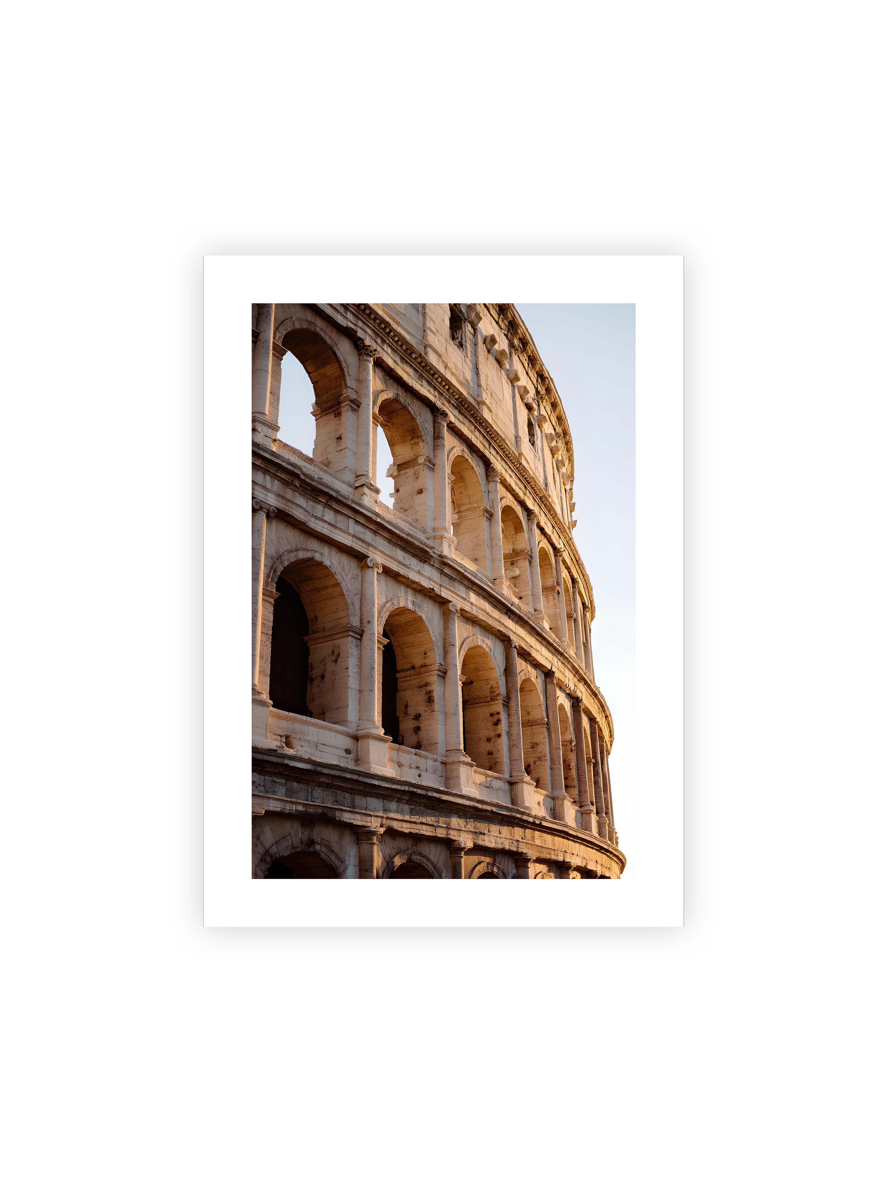 50x70 cm mit weißem Galerie-Rand ohne Rahmen – Nahaufnahme des Kolosseums mit seinen beeindruckenden Bögen im sanften Licht des Sonnenuntergangs.
