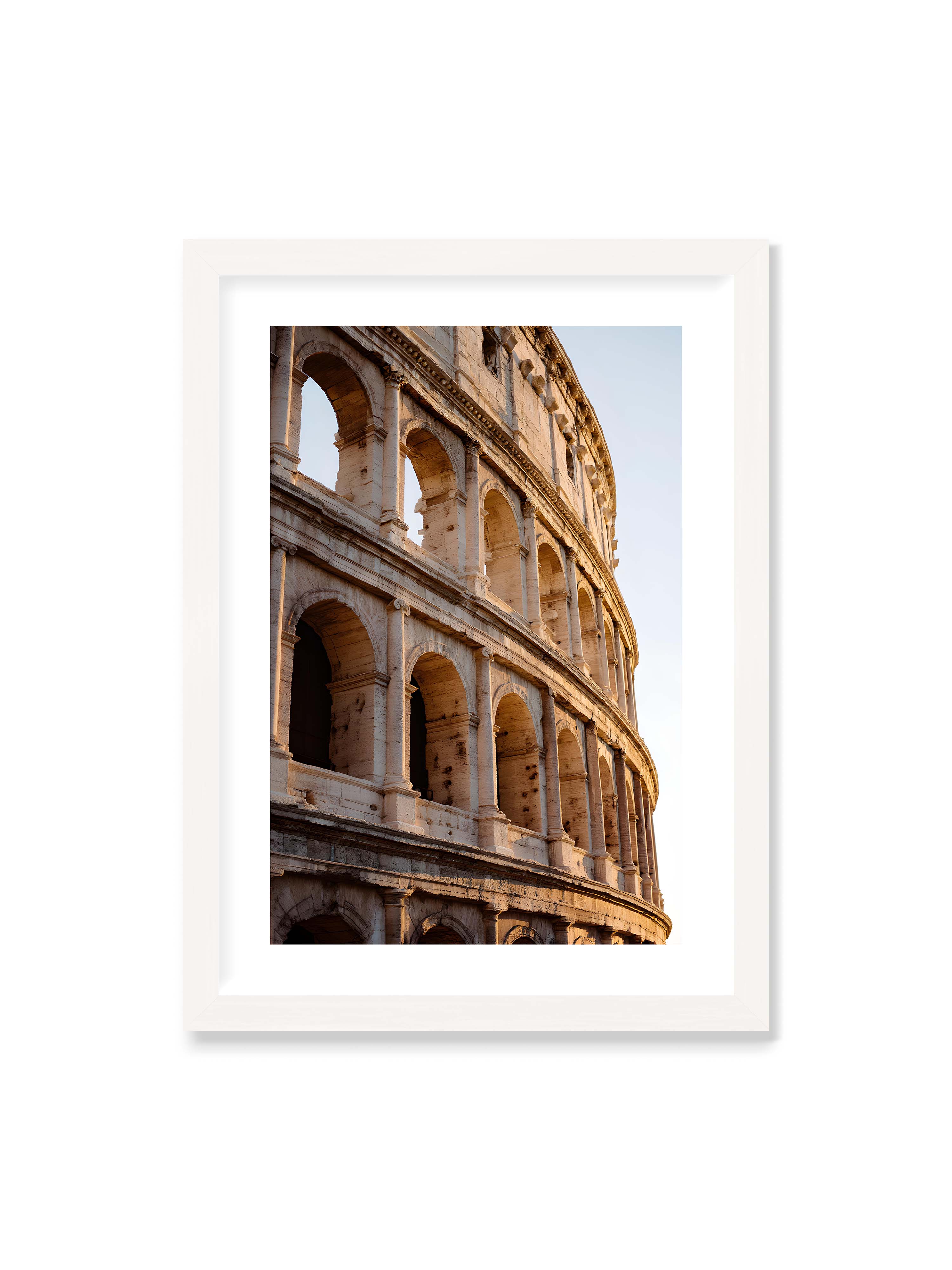 50x70 cm mit weißem Galerie-Rand mit weißem Rahmen – Nahaufnahme des Kolosseums mit seinen beeindruckenden Bögen im sanften Licht des Sonnenuntergangs.