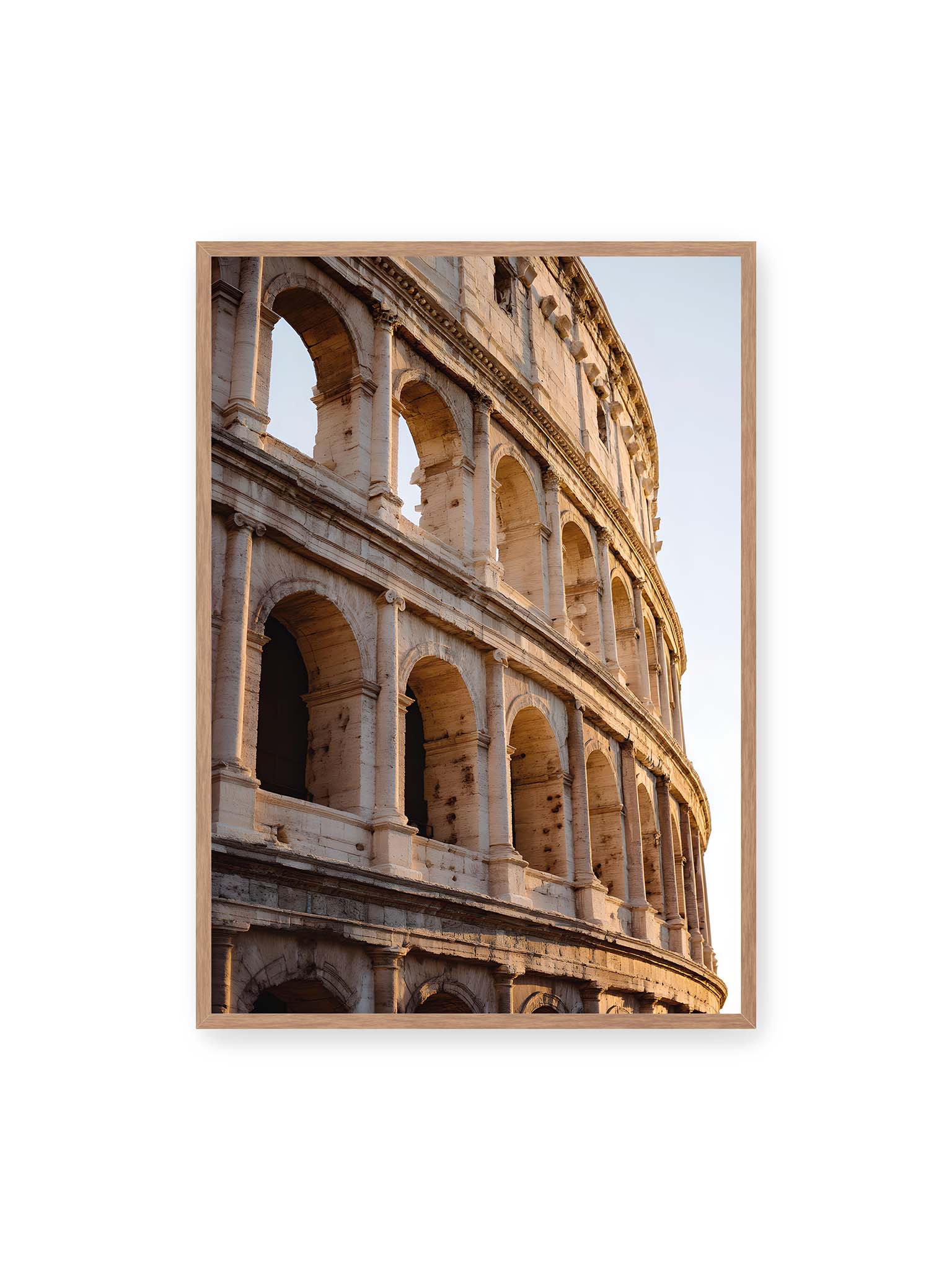 70x100 cm, Eichenrahmen – Nahaufnahme des Kolosseums in Rom mit seinen beeindruckenden Bögen im sanften Licht des Sonnenuntergangs.