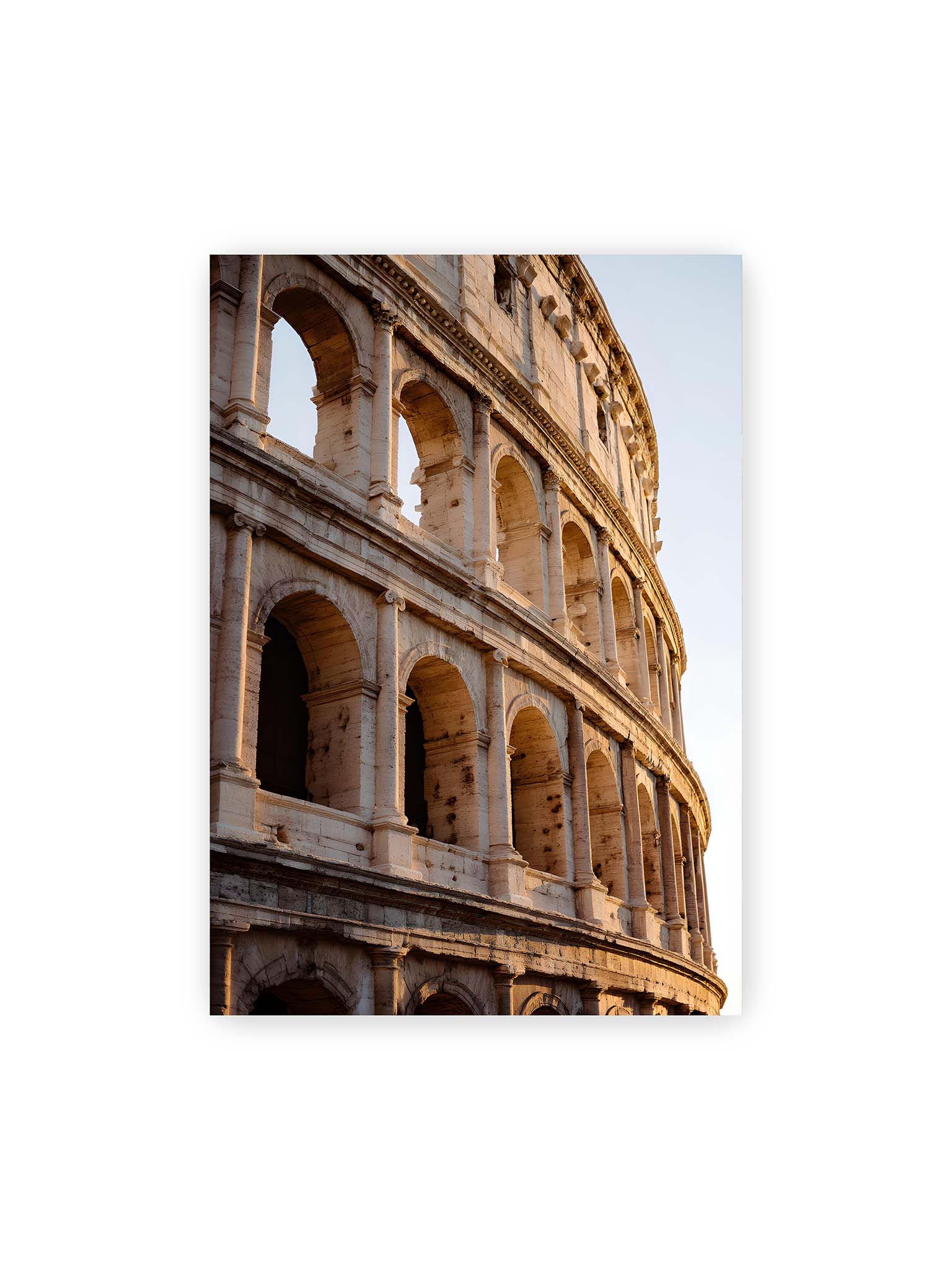 70x100 cm – Nahaufnahme des Kolosseums in Rom mit seinen beeindruckenden Bögen im sanften Licht des Sonnenuntergangs.