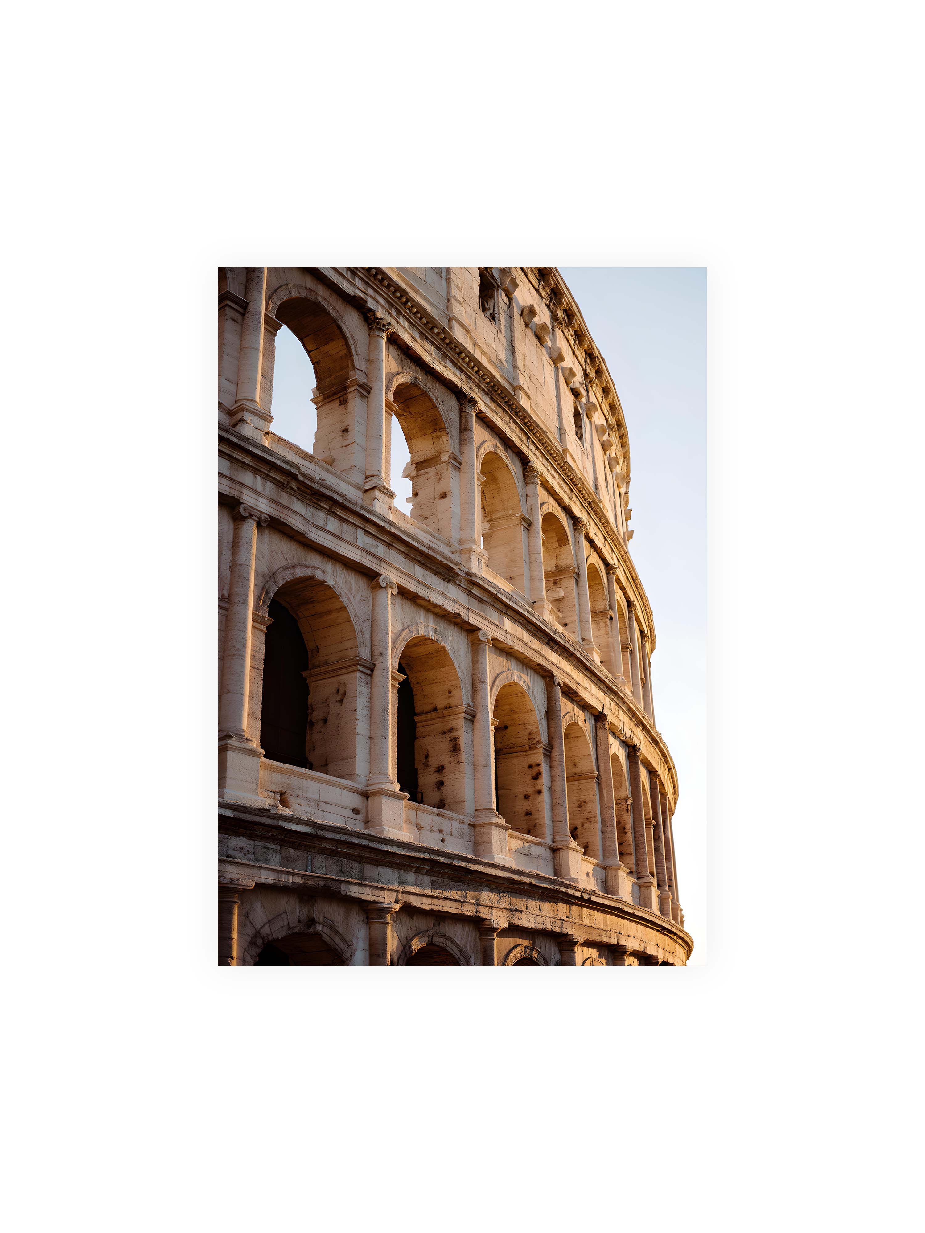 70x100 cm ohne Galerie-Rand ohne Rahmen – Nahaufnahme des Kolosseums mit seinen beeindruckenden Bögen im sanften Licht des Sonnenuntergangs.