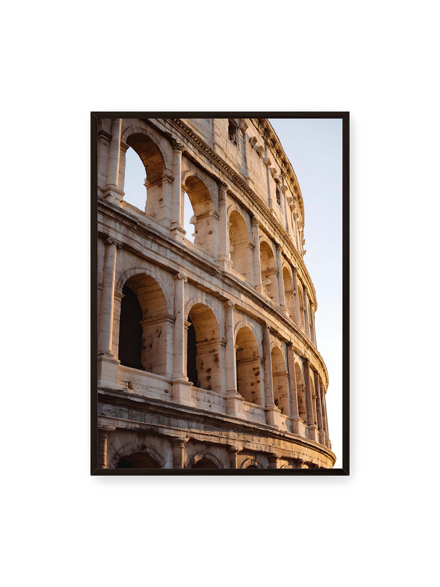 70x100 cm, schwarzer Rahmen – Nahaufnahme des Kolosseums in Rom mit seinen beeindruckenden Bögen im sanften Licht des Sonnenuntergangs.