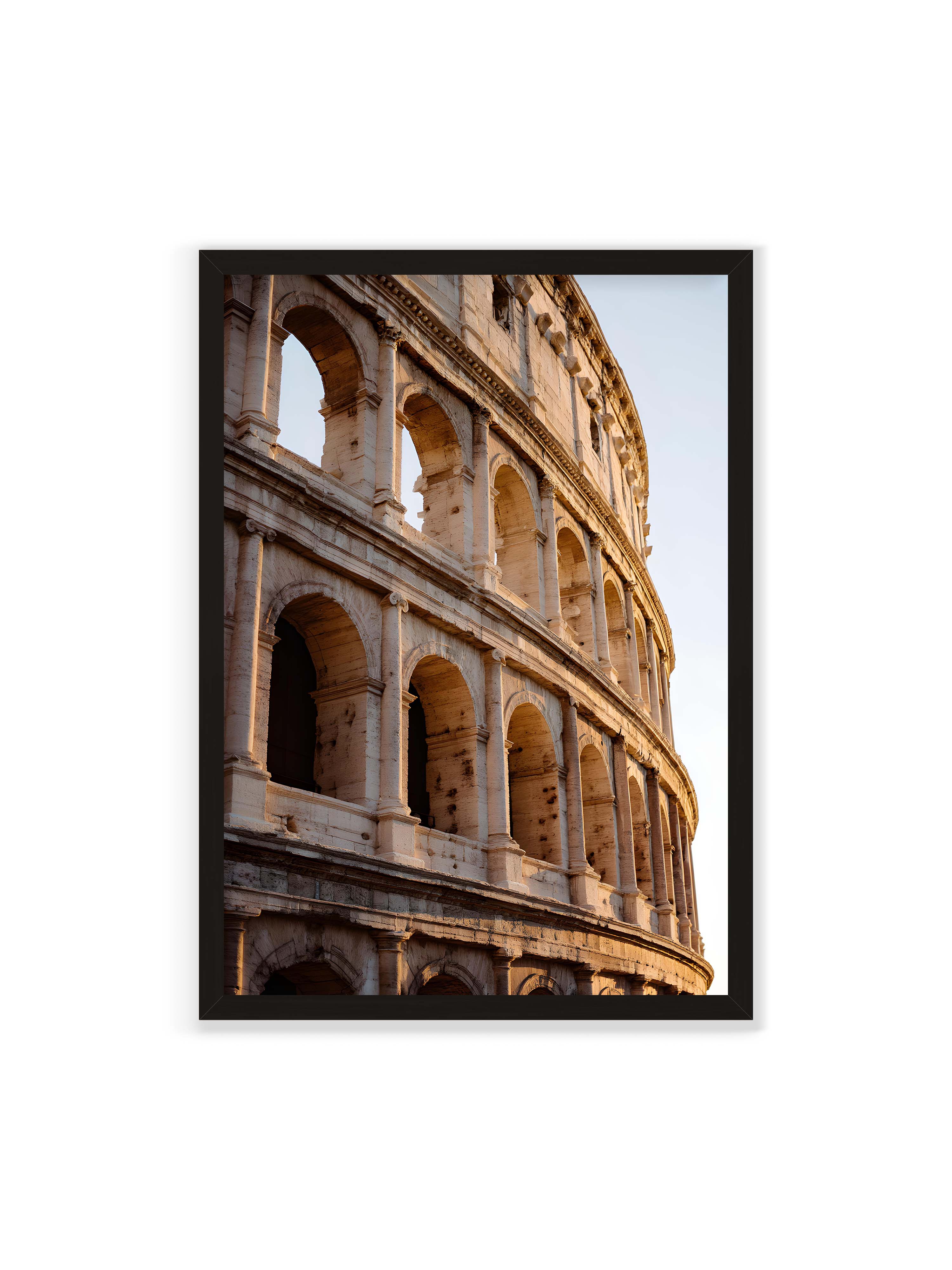 70x100 cm ohne Galerie-Rand mit schwarzem Rahmen – Nahaufnahme des Kolosseums mit seinen beeindruckenden Bögen im sanften Licht des Sonnenuntergangs.