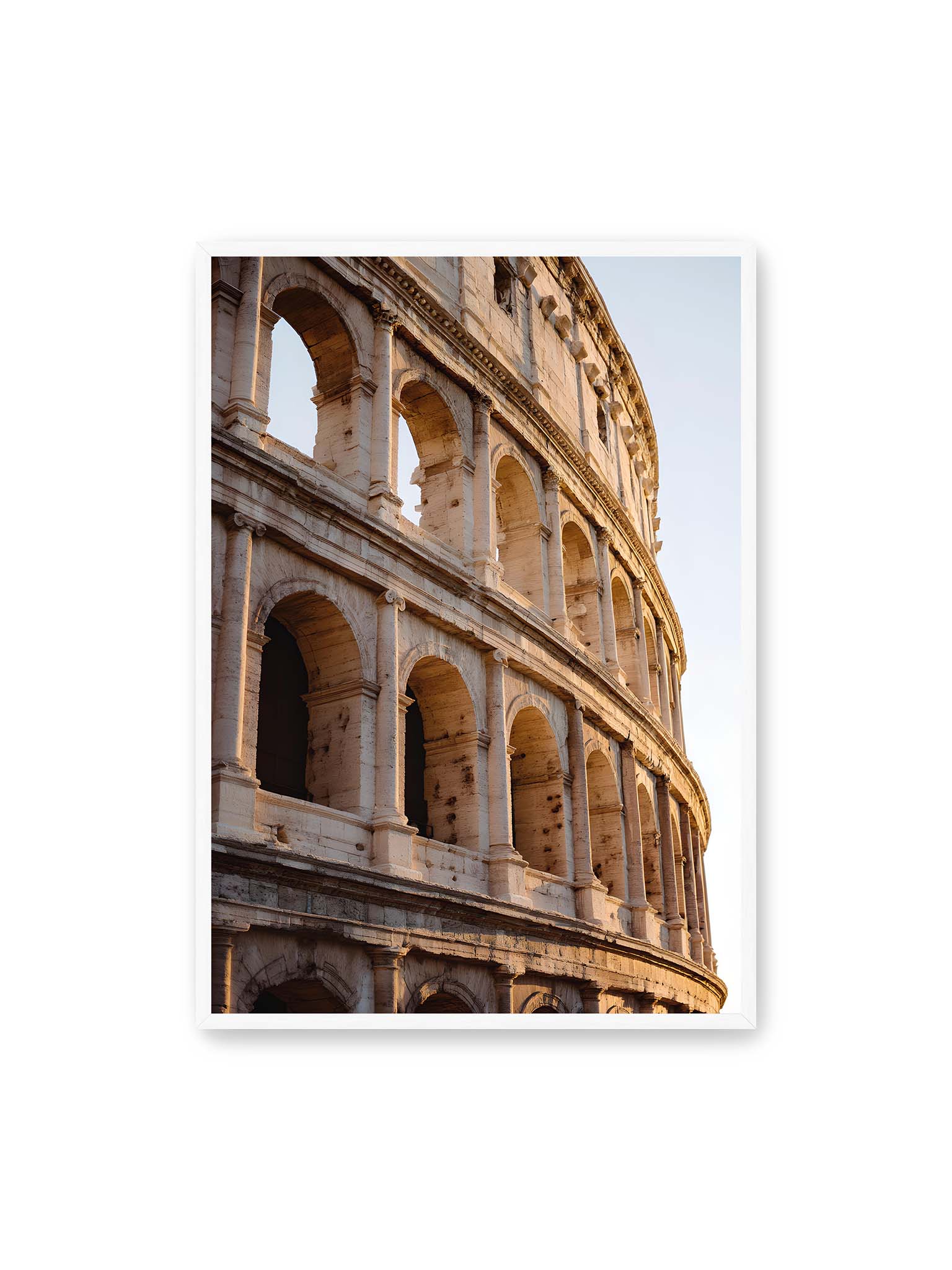 70x100 cm, weißer Rahmen – Nahaufnahme des Kolosseums in Rom mit seinen beeindruckenden Bögen im sanften Licht des Sonnenuntergangs.