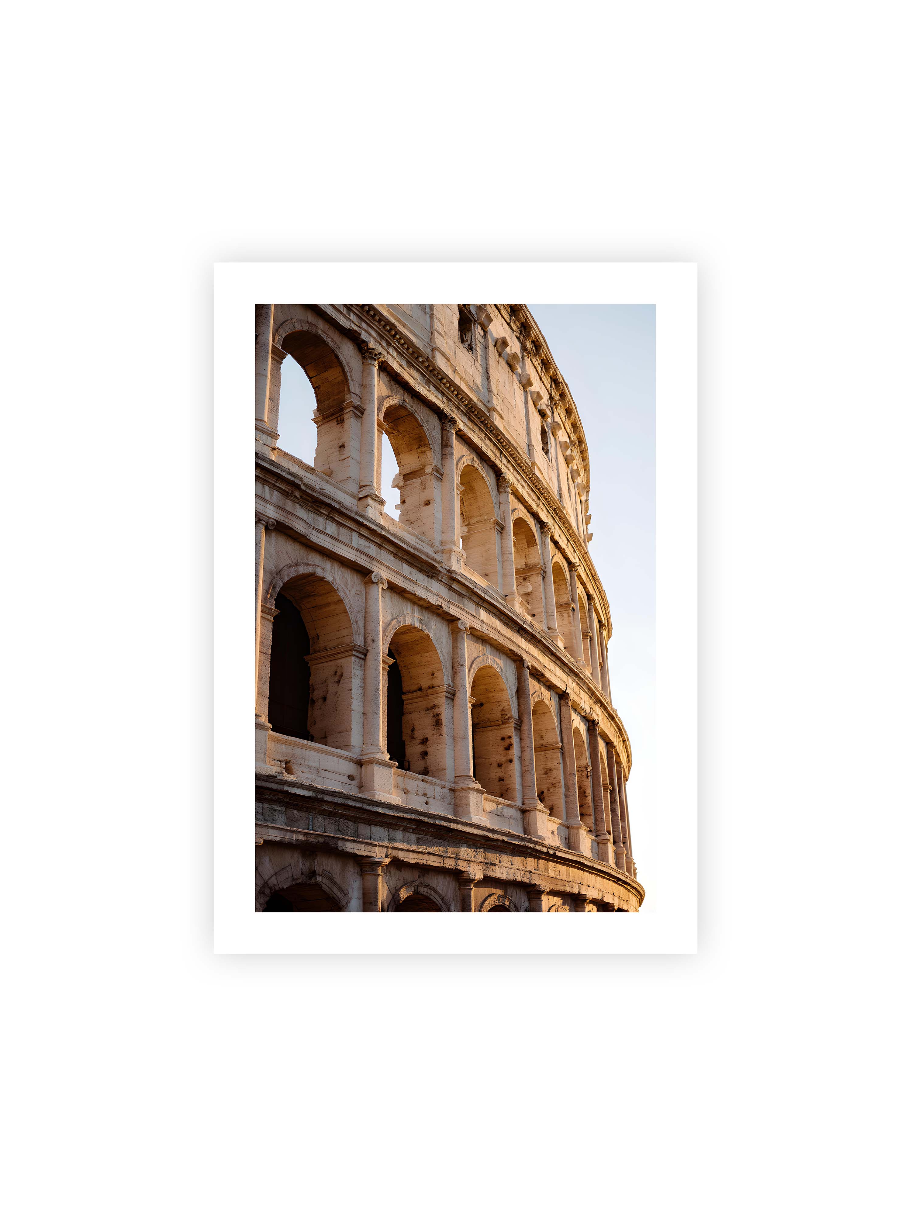 70x100 cm mit weißem Galerie-Rand ohne Rahmen – Nahaufnahme des Kolosseums mit seinen beeindruckenden Bögen im sanften Licht des Sonnenuntergangs.