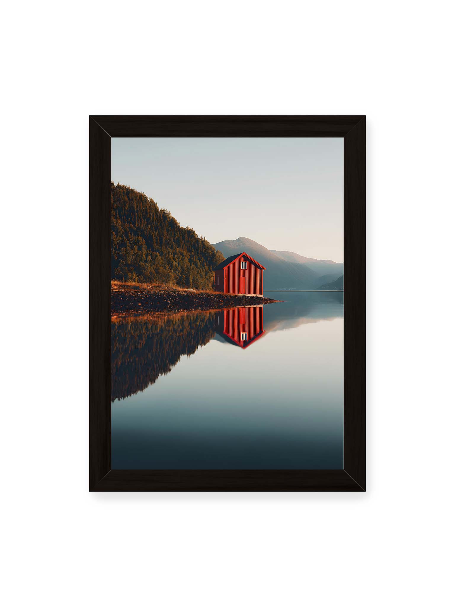 21x30 cm, schwarzer Rahmen – Rotes Haus am Ufer eines Fjords, mit den Bergen und dem Himmel, die sich im Wasser spiegeln.