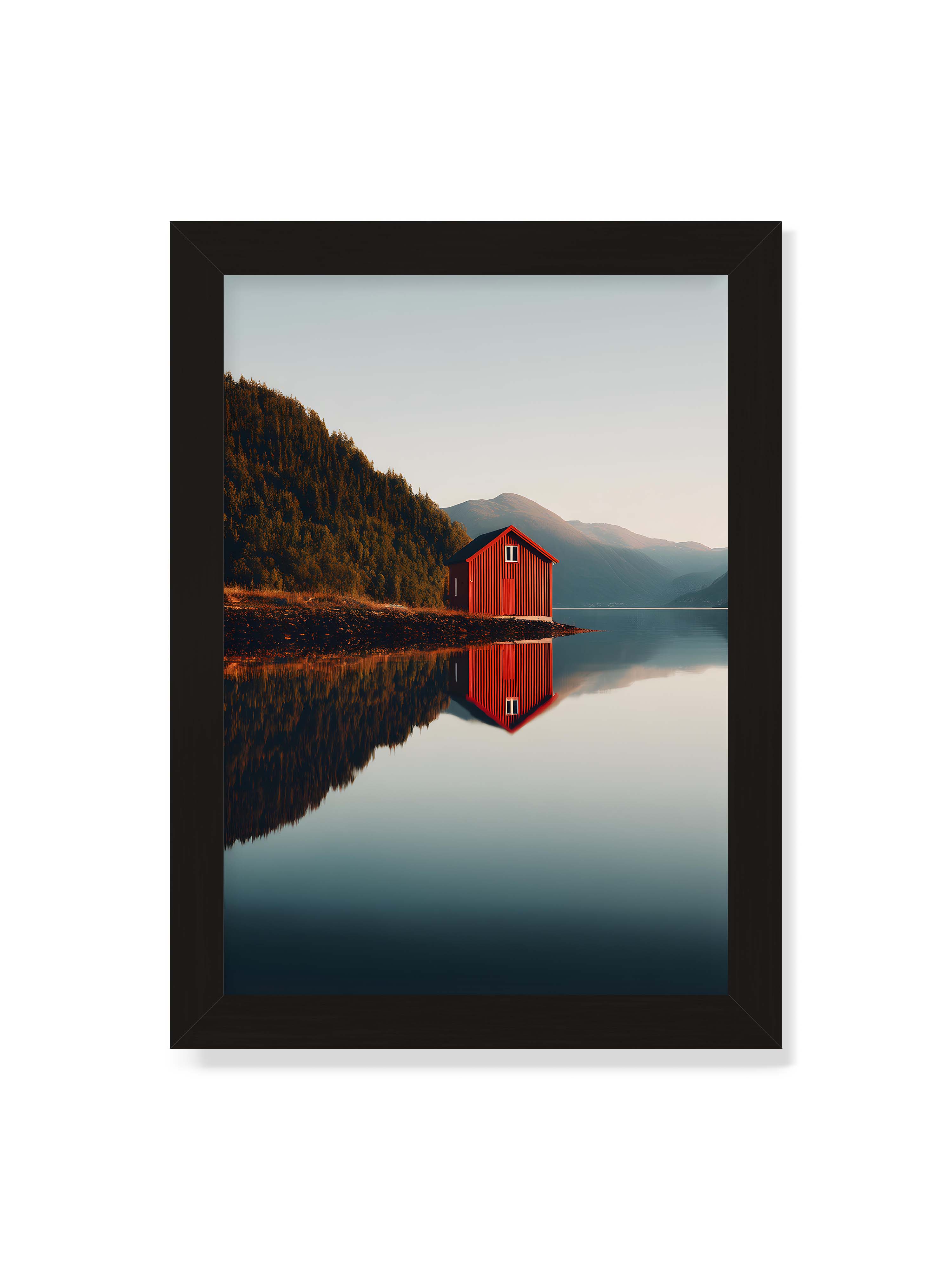 21x30 cm ohne Galerie-Rand mit schwarzem Rahmen – Rotes Haus am Ufer eines Fjords, mit den Bergen und dem Himmel, die sich im Wasser spiegeln.