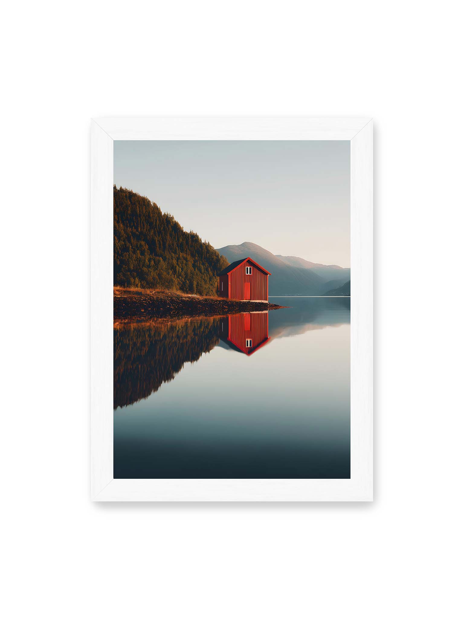21x30 cm, weißer Rahmen – Rotes Haus am Ufer eines Fjords, mit den Bergen und dem Himmel, die sich im Wasser spiegeln.