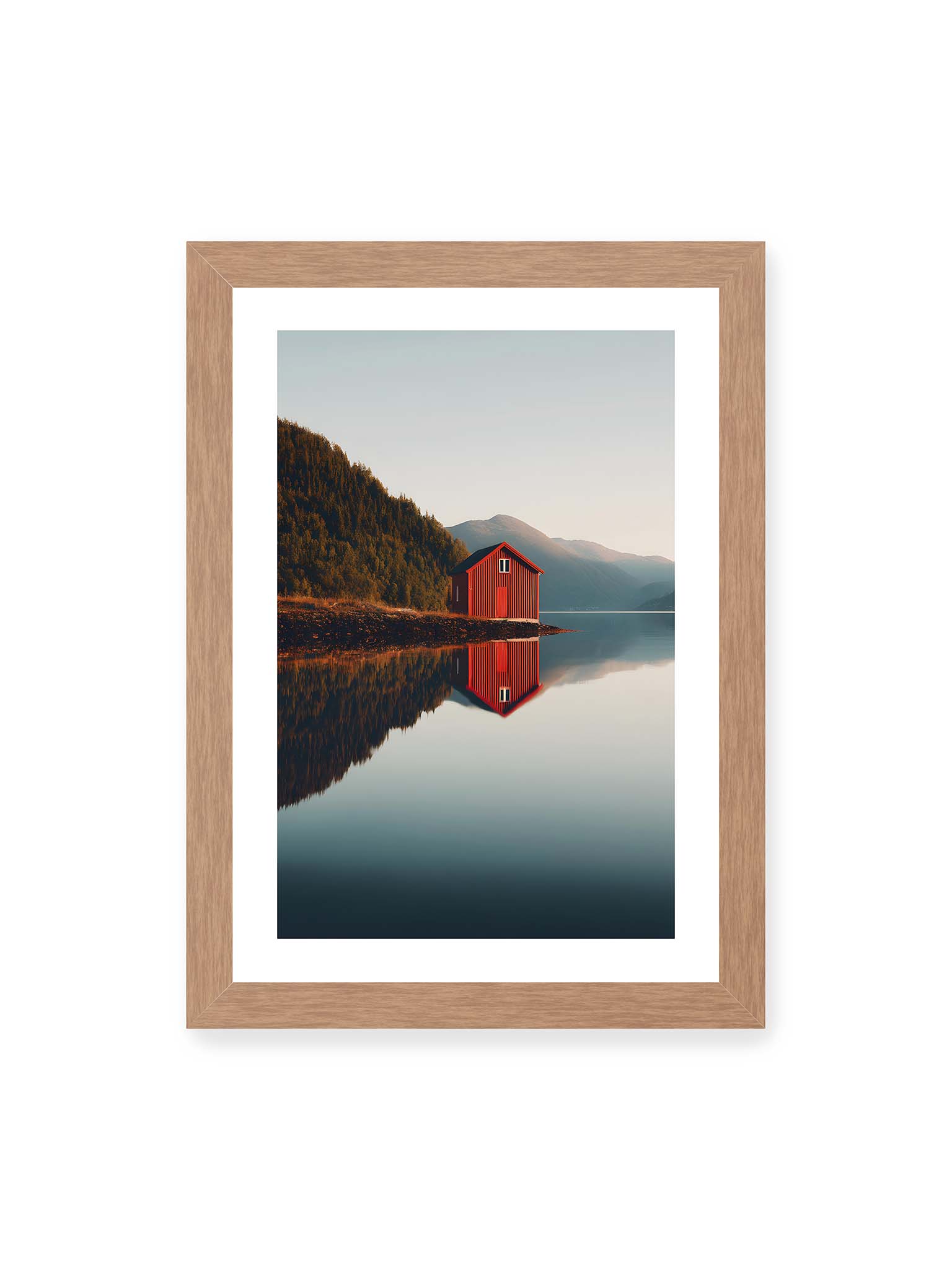 21x30 cm, weißer Galerie-Rand, Eichenrahmen – Rotes Haus am Ufer eines Fjords, mit den Bergen und dem Himmel, die sich im Wasser spiegeln.